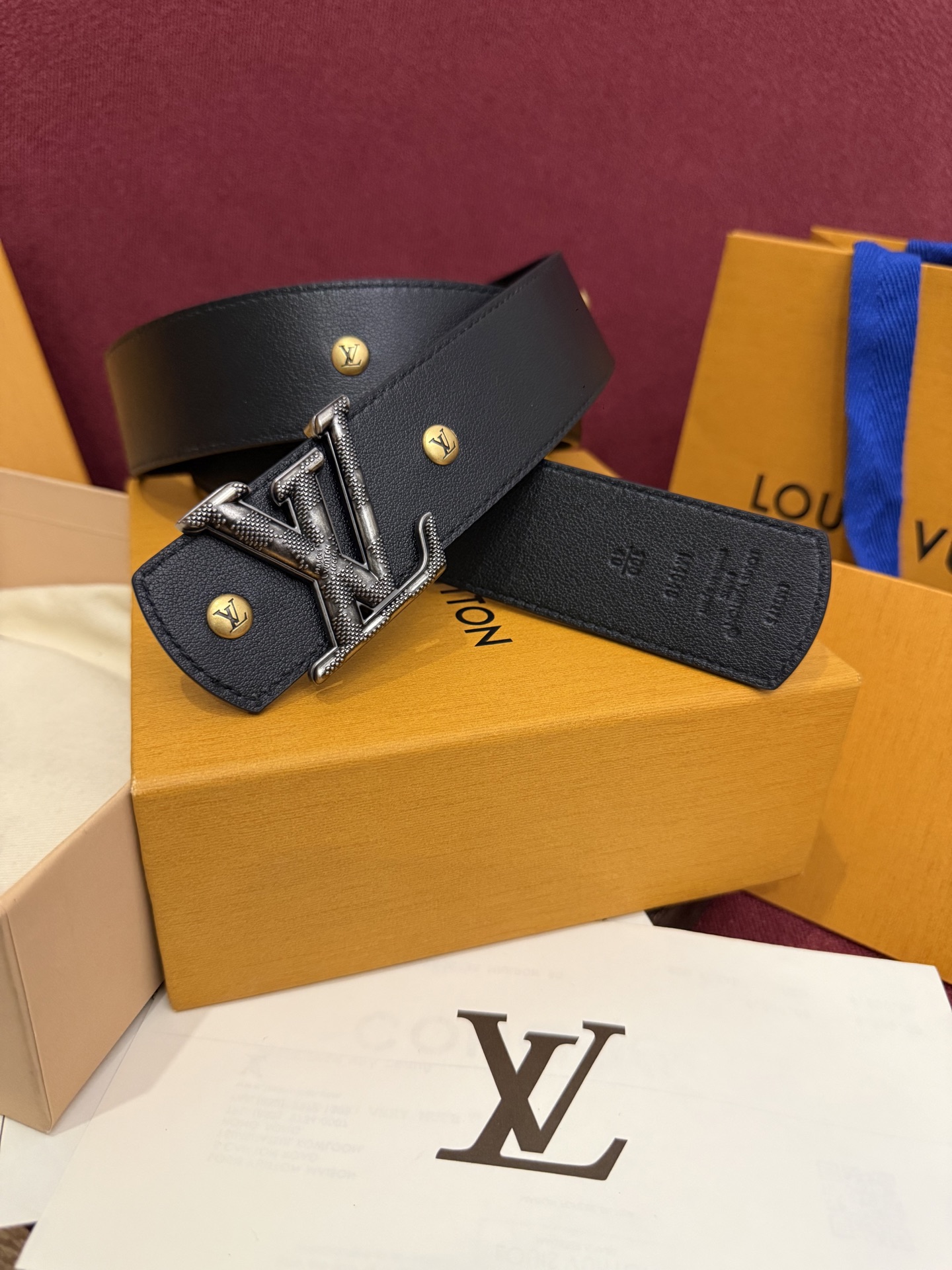 本款 LV Dimension Drift Flower Studs 40 毫米双面腰带格外吸睛：一侧是