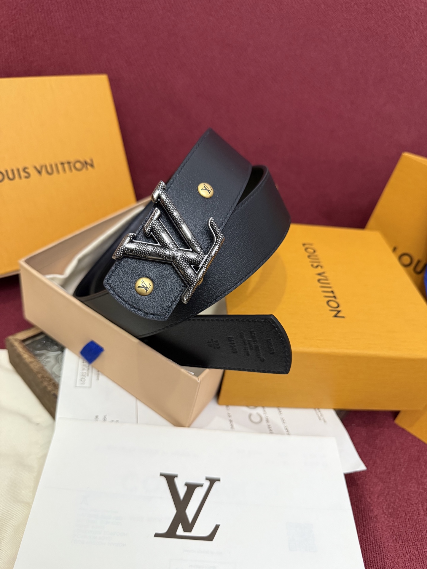 本款 LV Dimension Drift Flower Studs 40 毫米双面腰带格外吸睛：一侧是