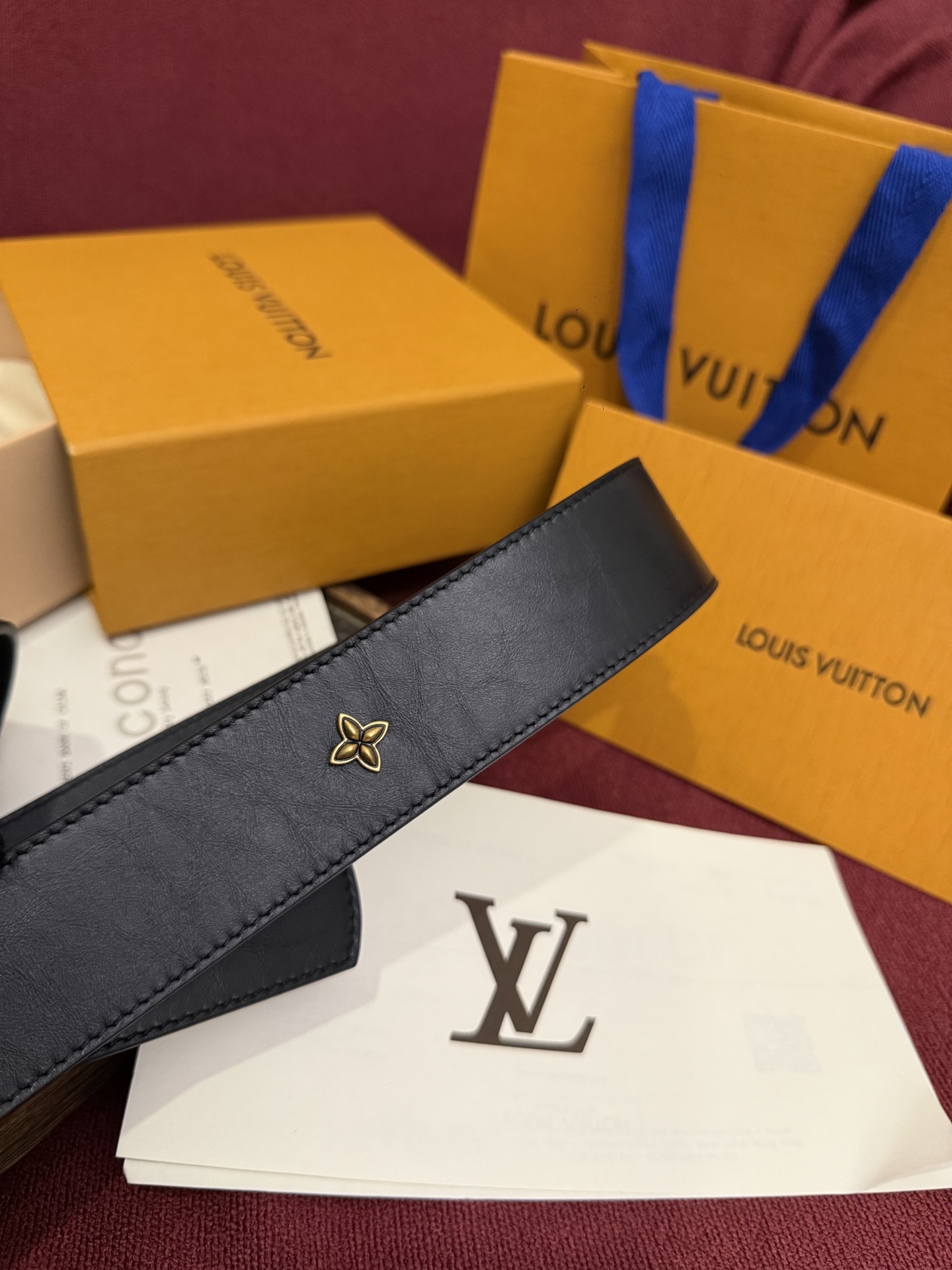 本款 LV Dimension Drift Flower Studs 40 毫米双面腰带格外吸睛：一侧是