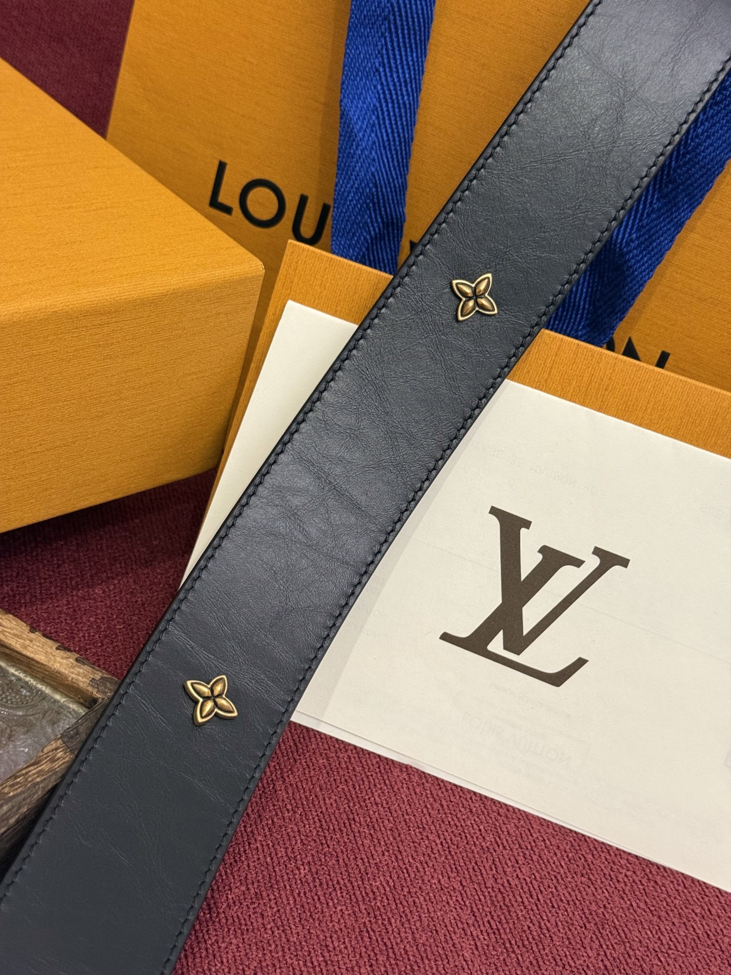 本款 LV Dimension Drift Flower Studs 40 毫米双面腰带格外吸睛：一侧是