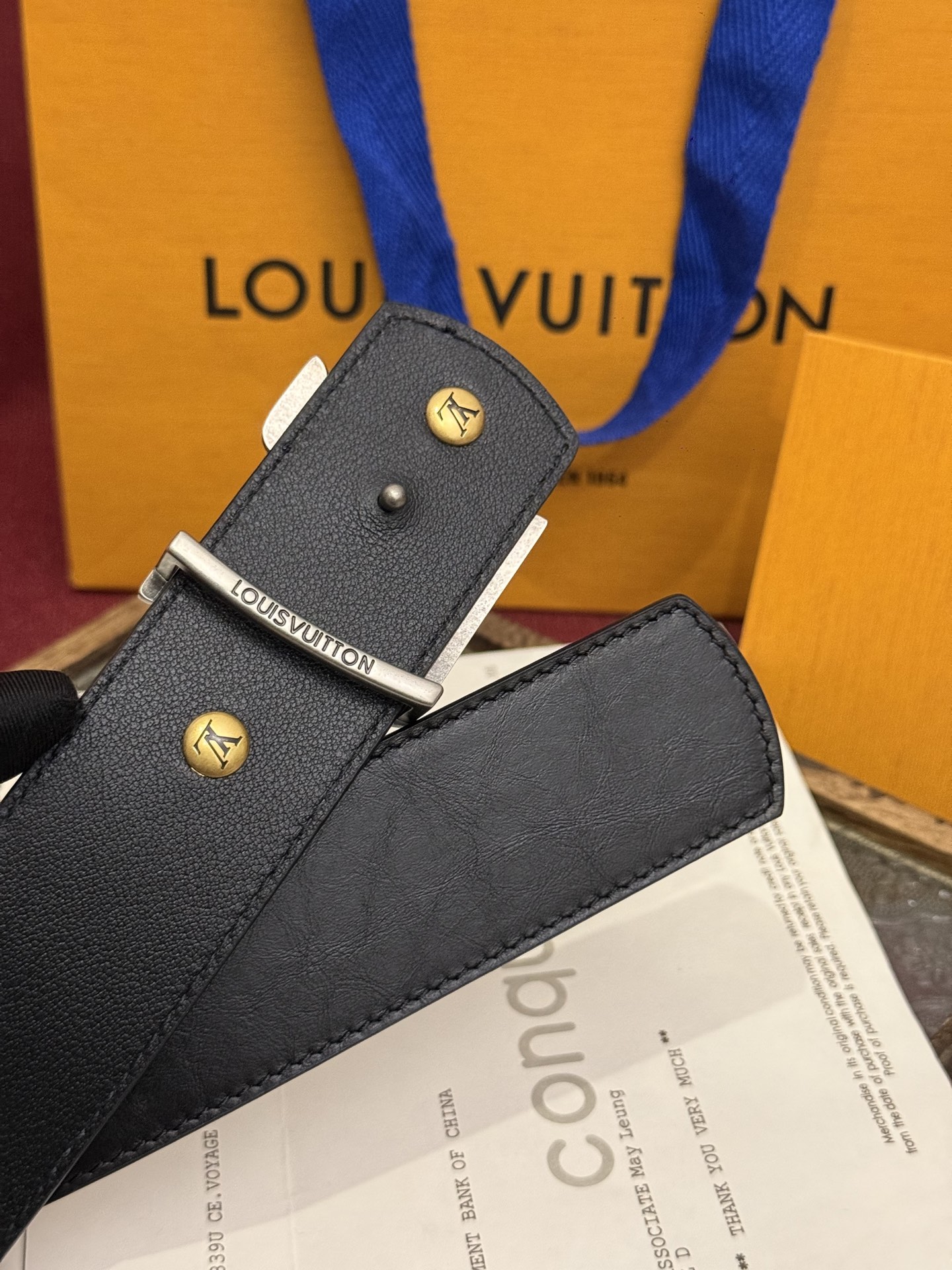 本款 LV Dimension Drift Flower Studs 40 毫米双面腰带格外吸睛：一侧是
