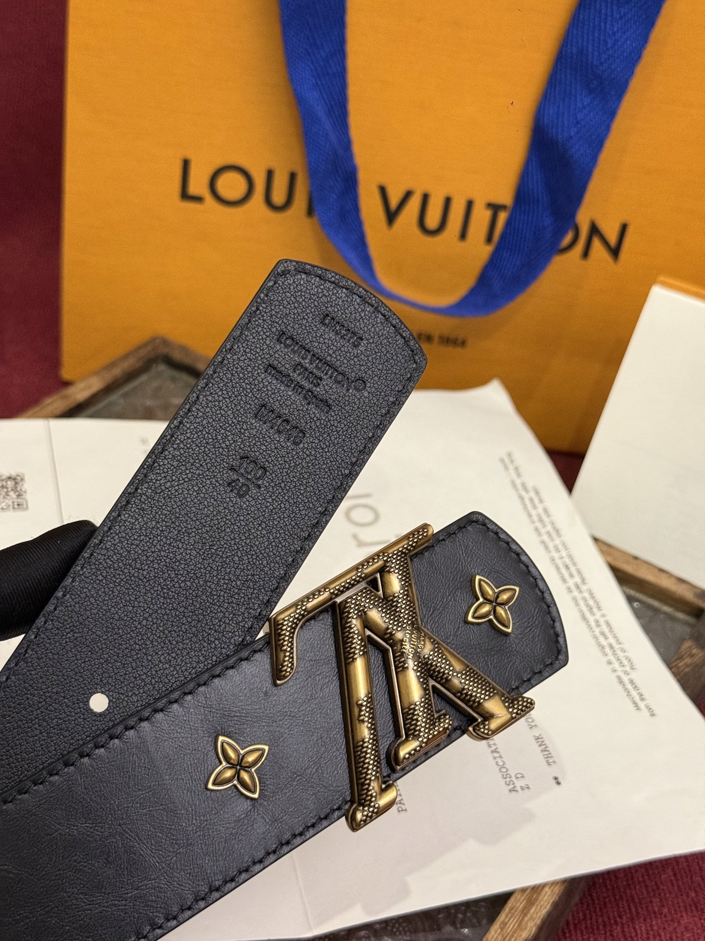 本款 LV Dimension Drift Flower Studs 40 毫米双面腰带格外吸睛：一侧是