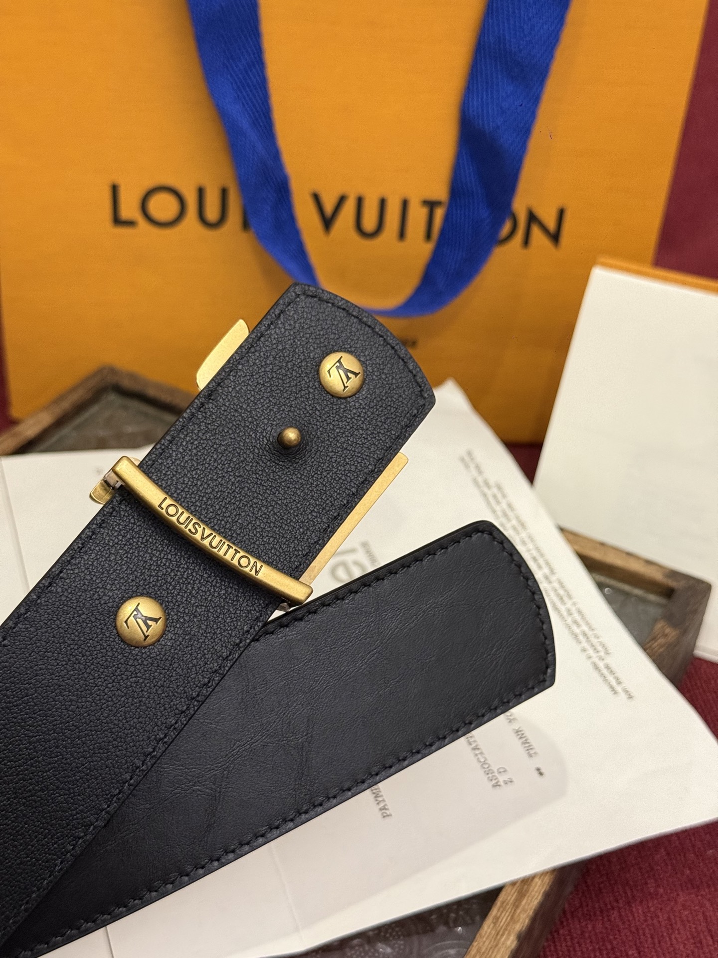 本款 LV Dimension Drift Flower Studs 40 毫米双面腰带格外吸睛：一侧是