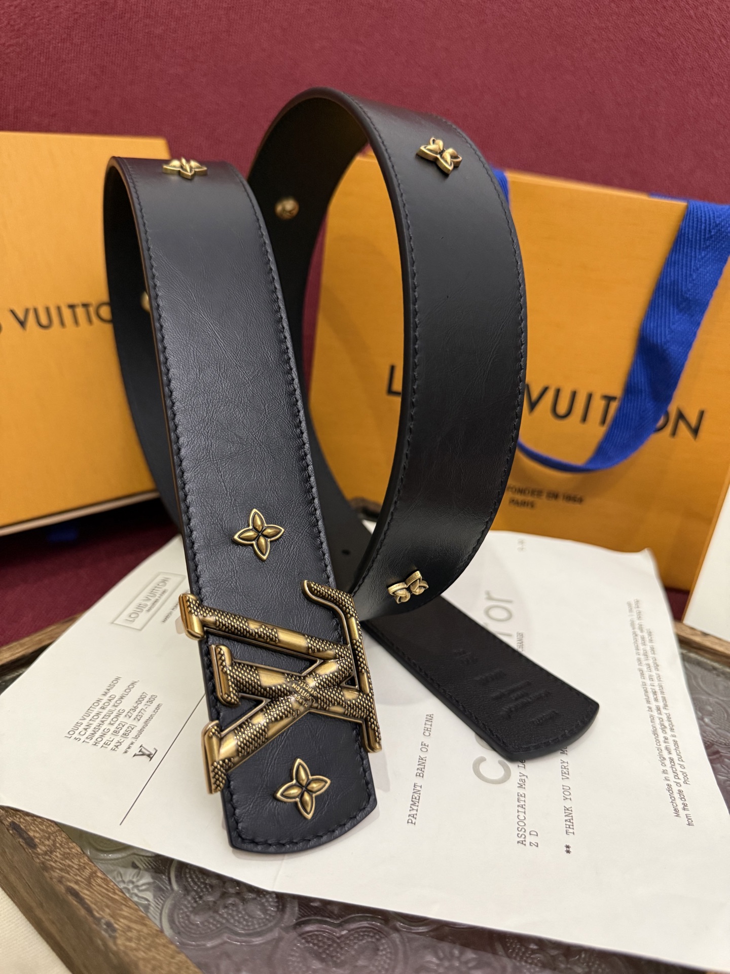 本款 LV Dimension Drift Flower Studs 40 毫米双面腰带格外吸睛：一侧是