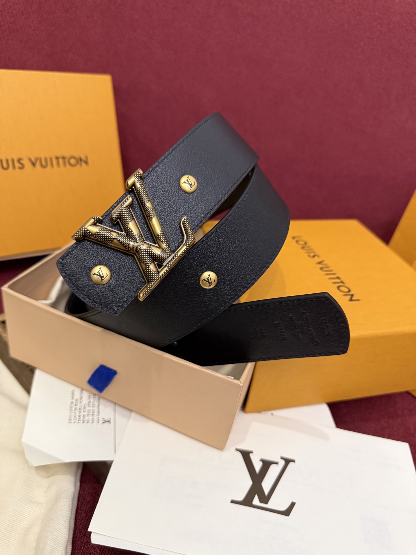 本款 LV Dimension Drift Flower Studs 40 毫米双面腰带格外吸睛：一侧是
