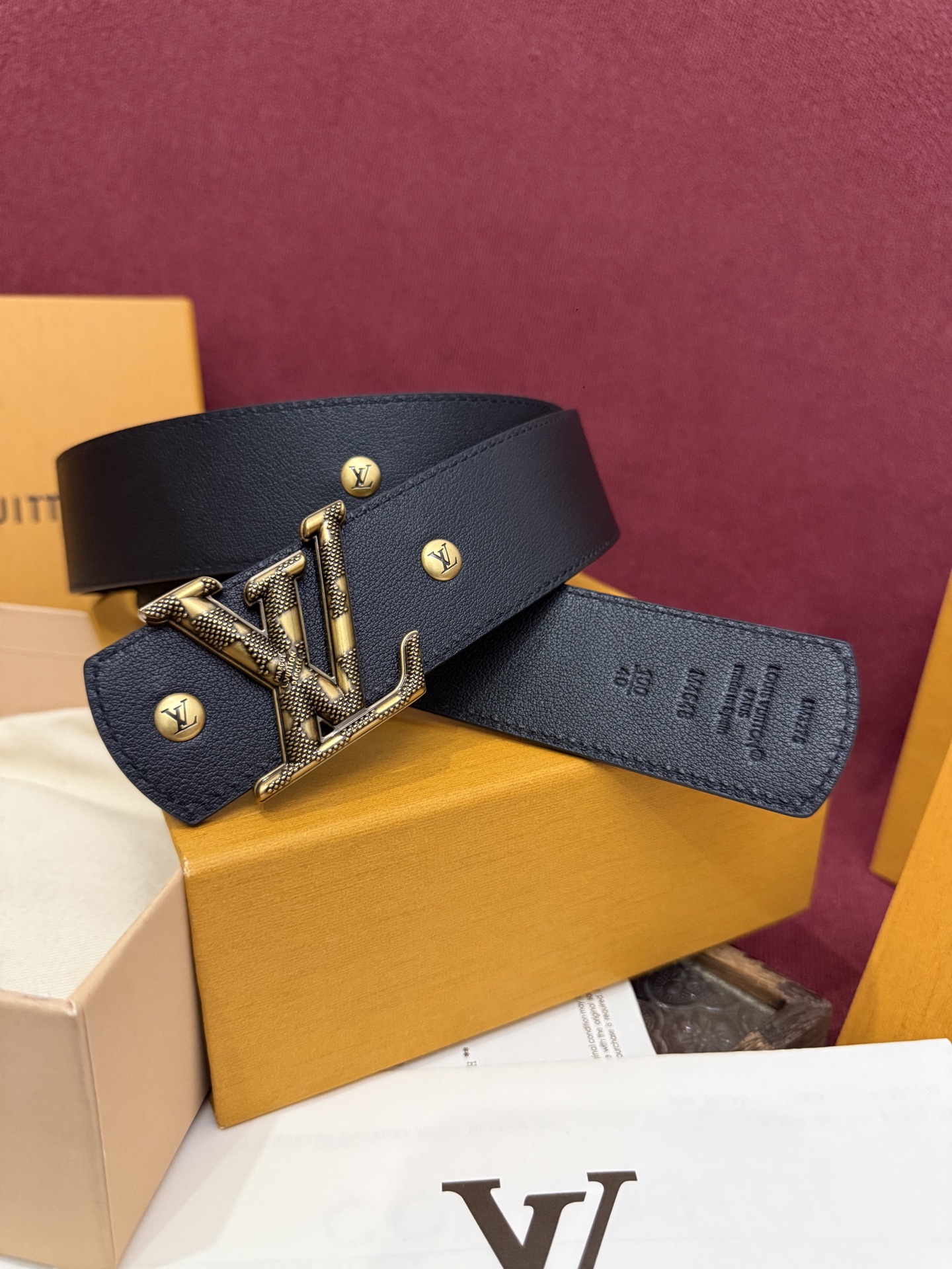 本款 LV Dimension Drift Flower Studs 40 毫米双面腰带格外吸睛：一侧是