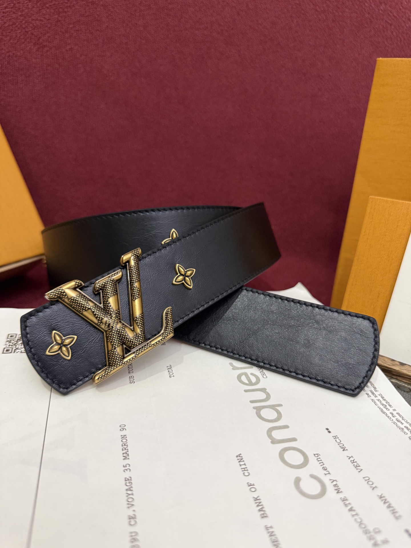 本款 LV Dimension Drift Flower Studs 40 毫米双面腰带格外吸睛：一侧是