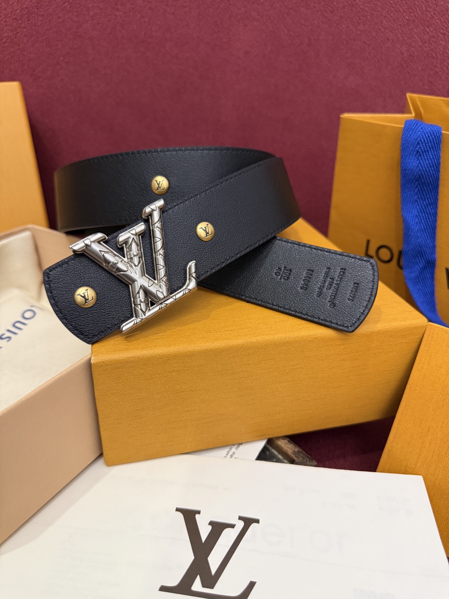 本款 LV Dimension Drift Flower Studs 40 毫米双面腰带格外吸睛：一侧是