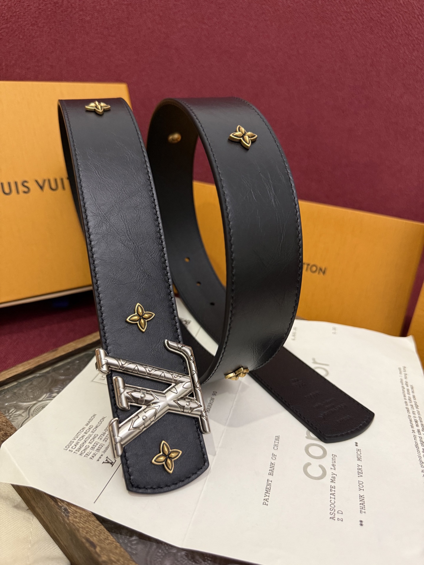 本款 LV Dimension Drift Flower Studs 40 毫米双面腰带格外吸睛：一侧是