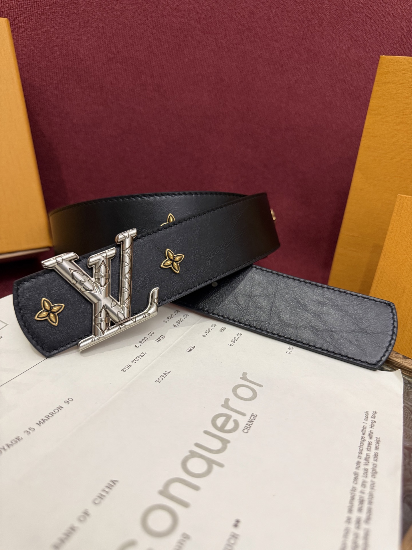 本款 LV Dimension Drift Flower Studs 40 毫米双面腰带格外吸睛：一侧是