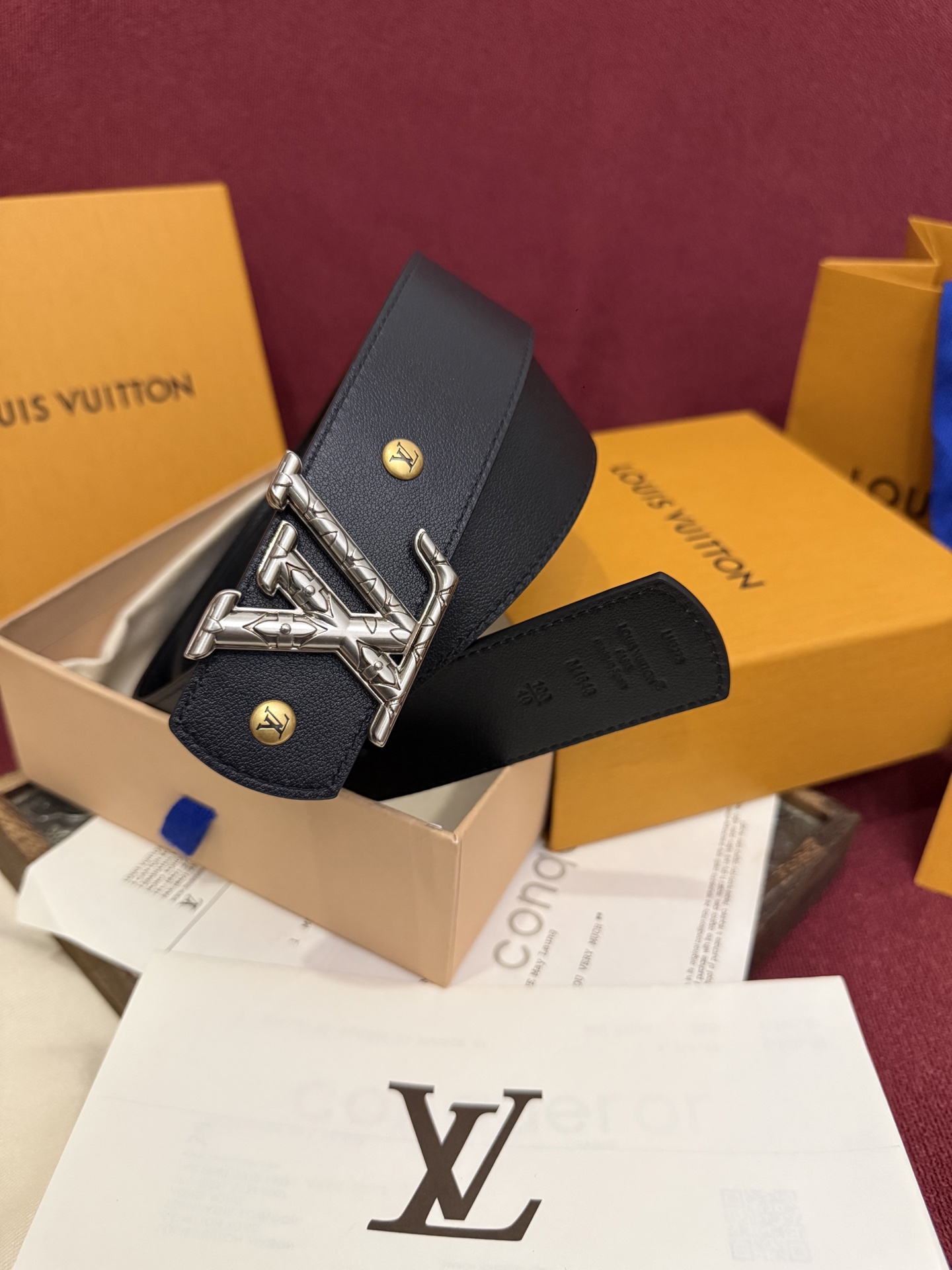 本款 LV Dimension Drift Flower Studs 40 毫米双面腰带格外吸睛：一侧是