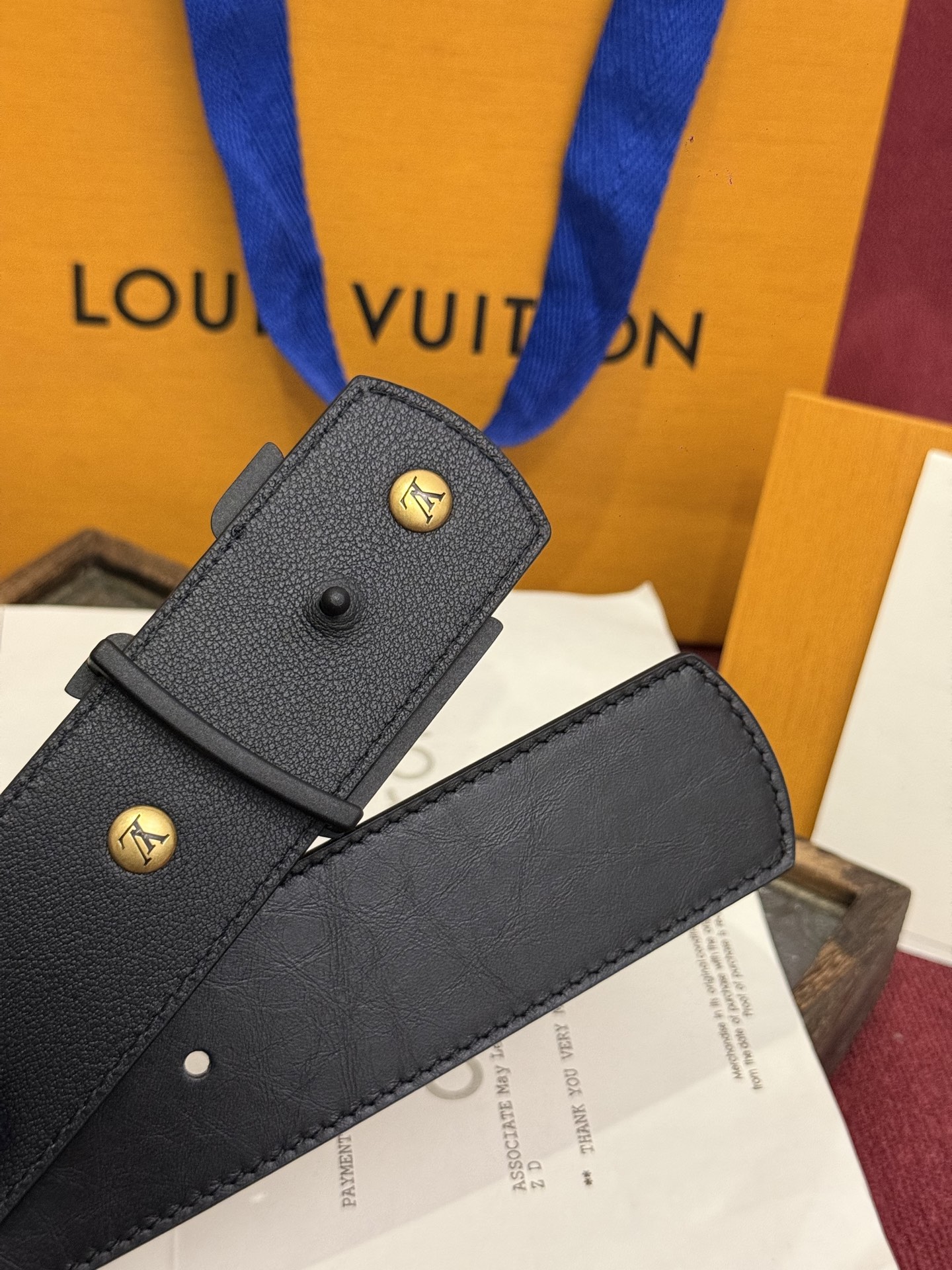 本款 LV Dimension Drift Flower Studs 40 毫米双面腰带格外吸睛：一侧是