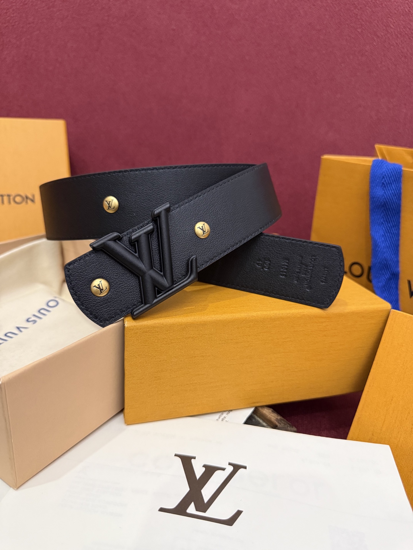 本款 LV Dimension Drift Flower Studs 40 毫米双面腰带格外吸睛：一侧是