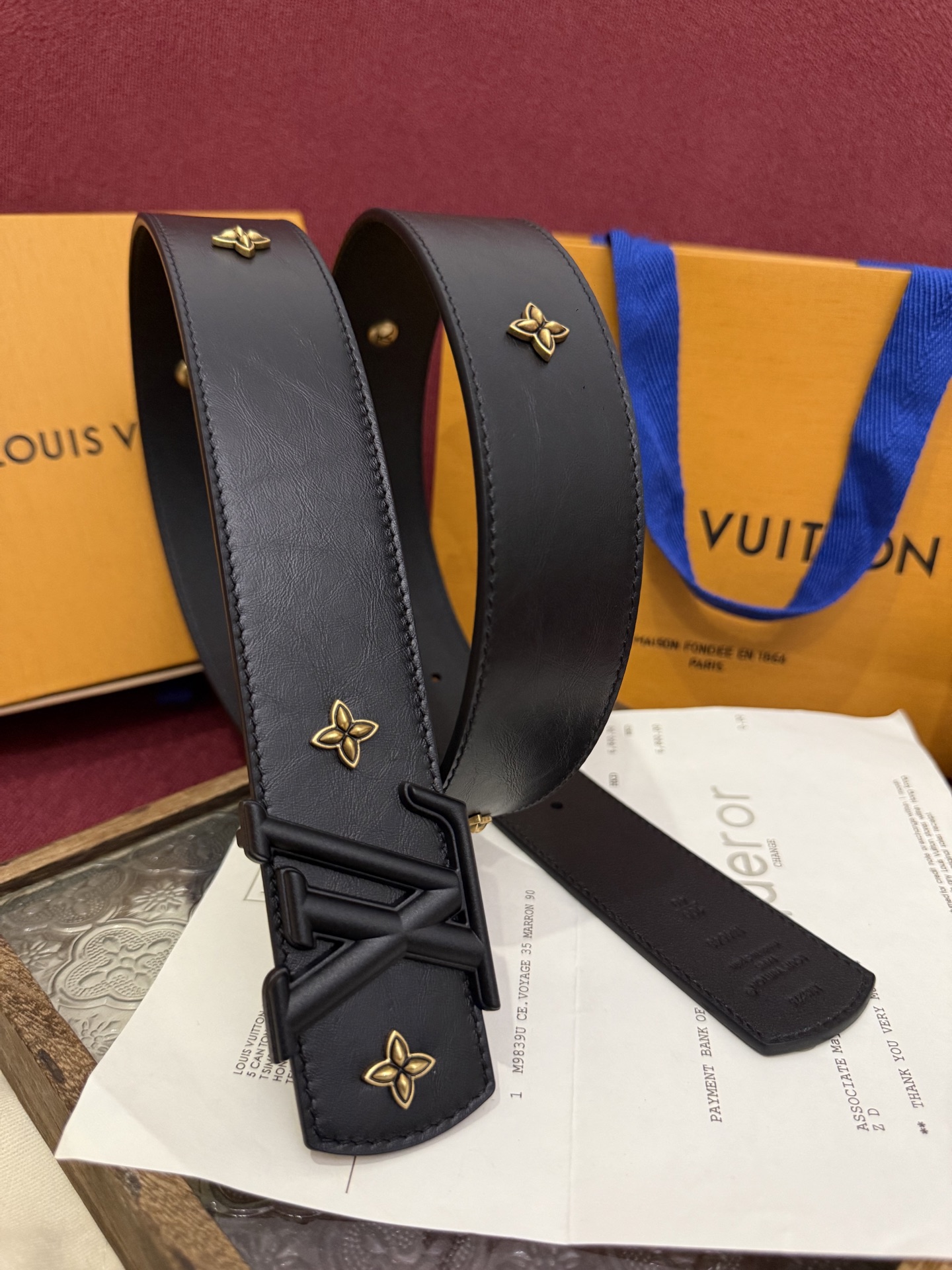 本款 LV Dimension Drift Flower Studs 40 毫米双面腰带格外吸睛：一侧是