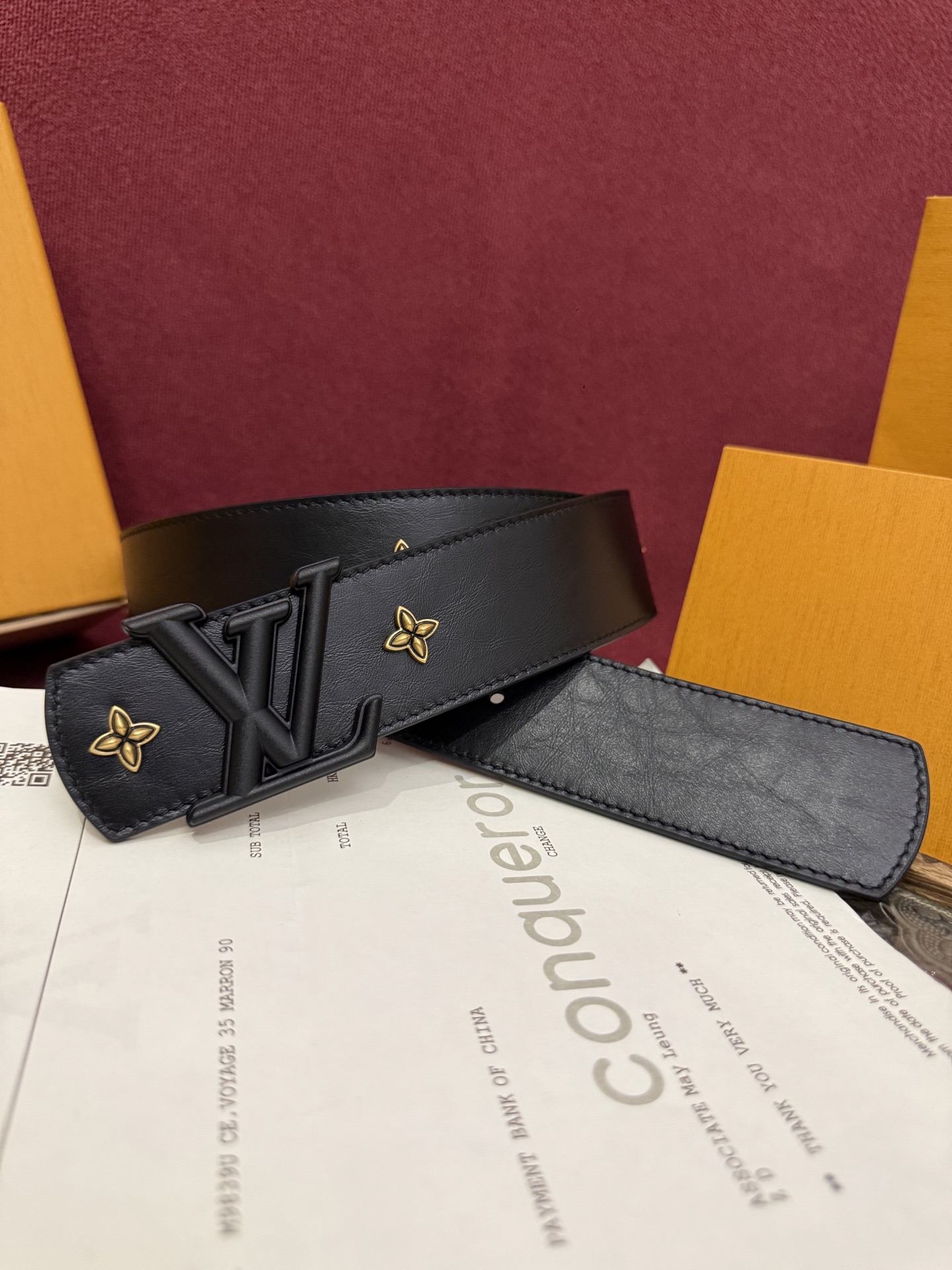 本款 LV Dimension Drift Flower Studs 40 毫米双面腰带格外吸睛：一侧是