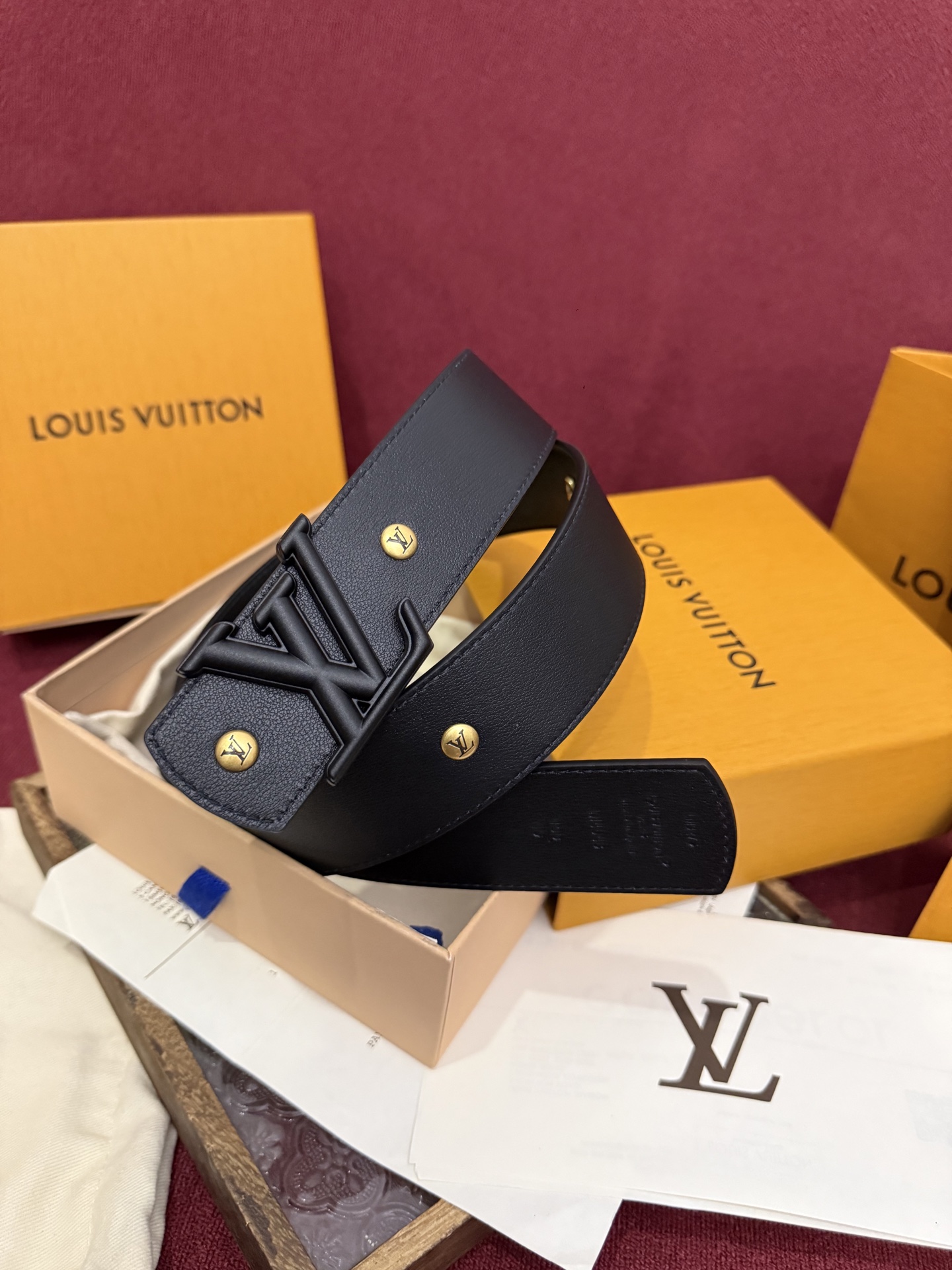 本款 LV Dimension Drift Flower Studs 40 毫米双面腰带格外吸睛：一侧是