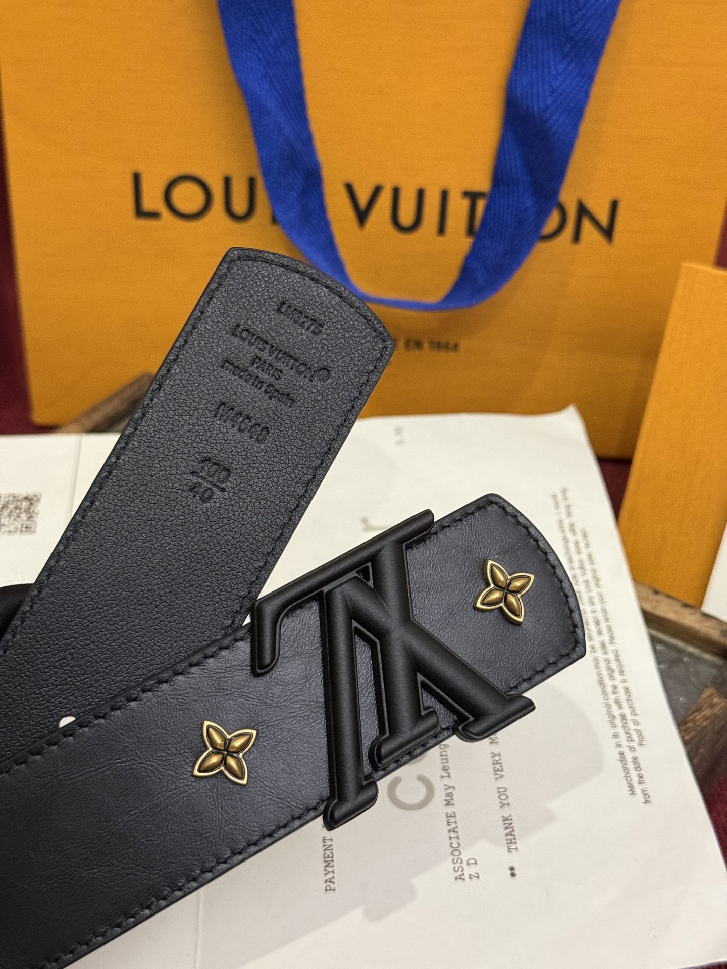 本款 LV Dimension Drift Flower Studs 40 毫米双面腰带格外吸睛：一侧是
