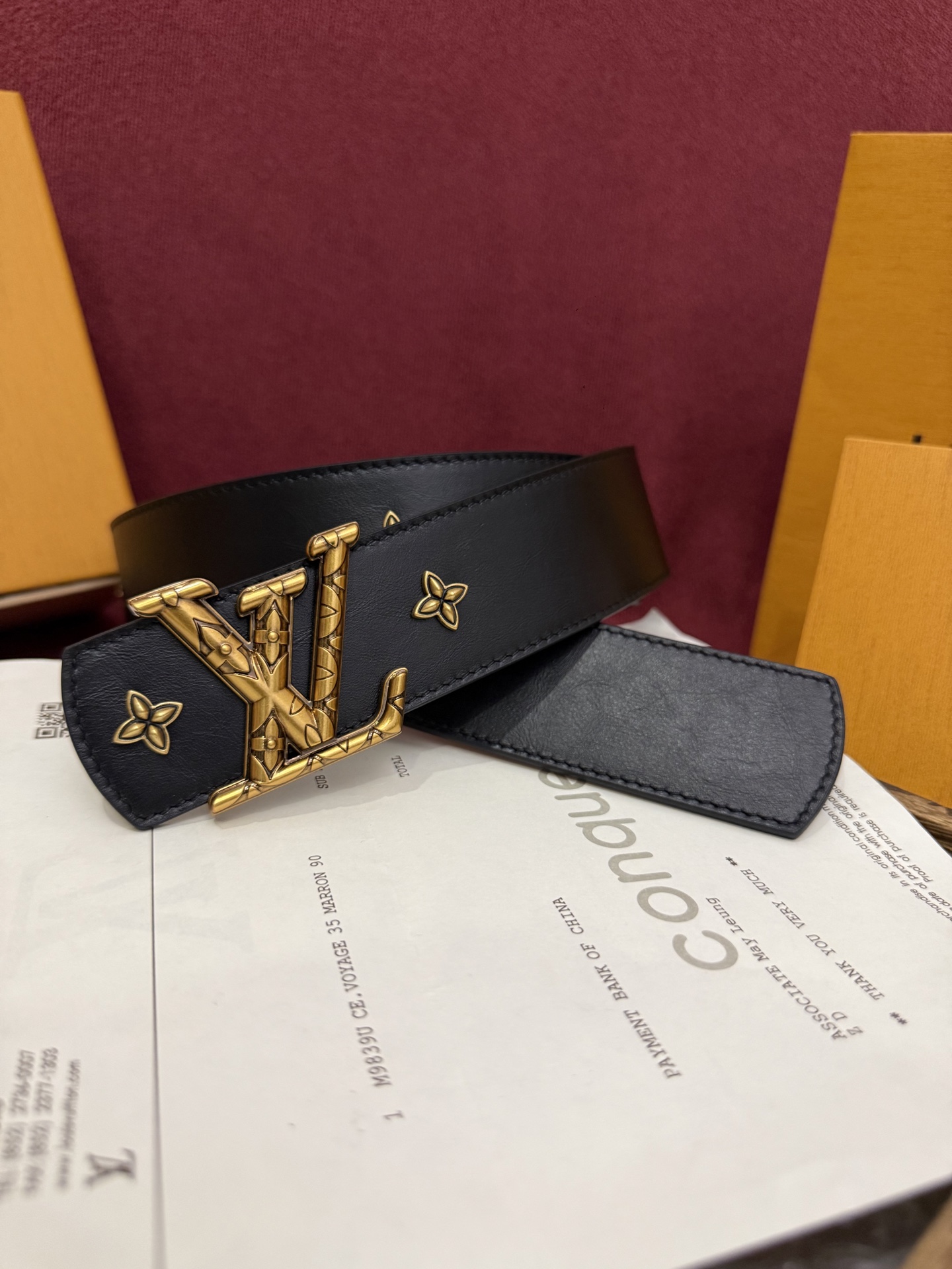 本款 LV Dimension Drift Flower Studs 40 毫米双面腰带格外吸睛：一侧是