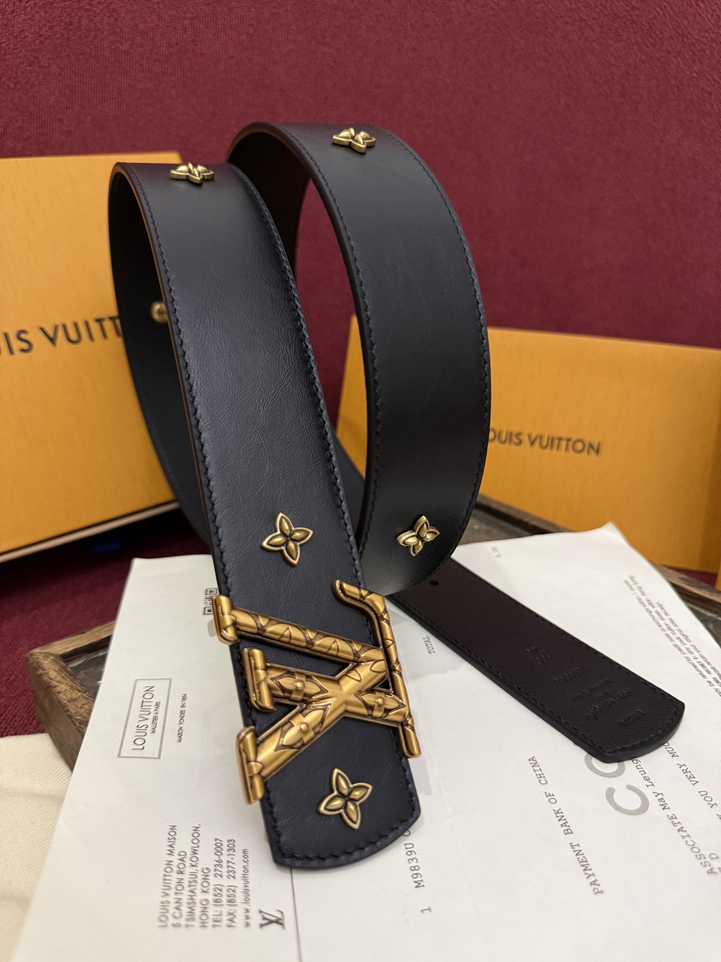 本款 LV Dimension Drift Flower Studs 40 毫米双面腰带格外吸睛：一侧是