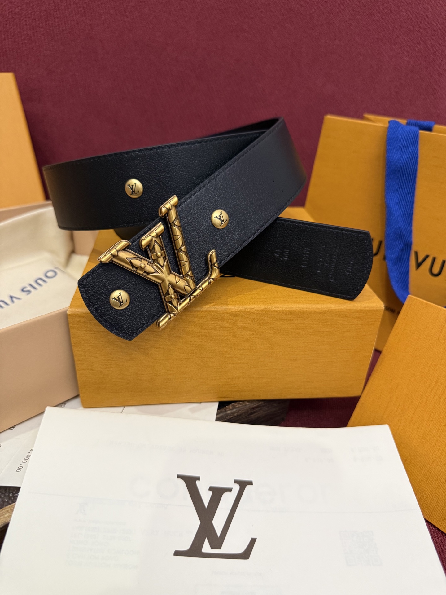 本款 LV Dimension Drift Flower Studs 40 毫米双面腰带格外吸睛：一侧是