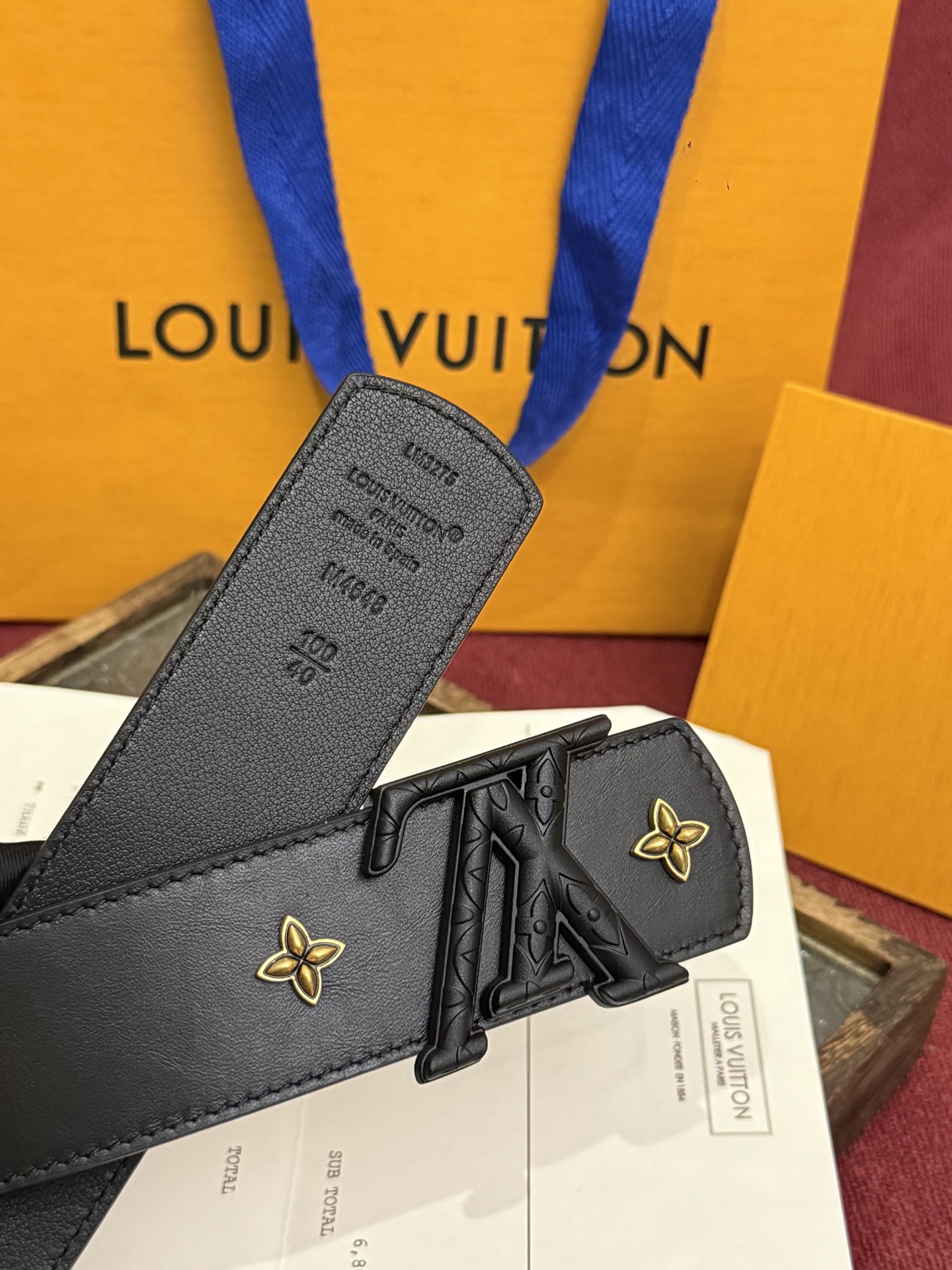 本款 LV Dimension Drift Flower Studs 40 毫米双面腰带格外吸睛：一侧是