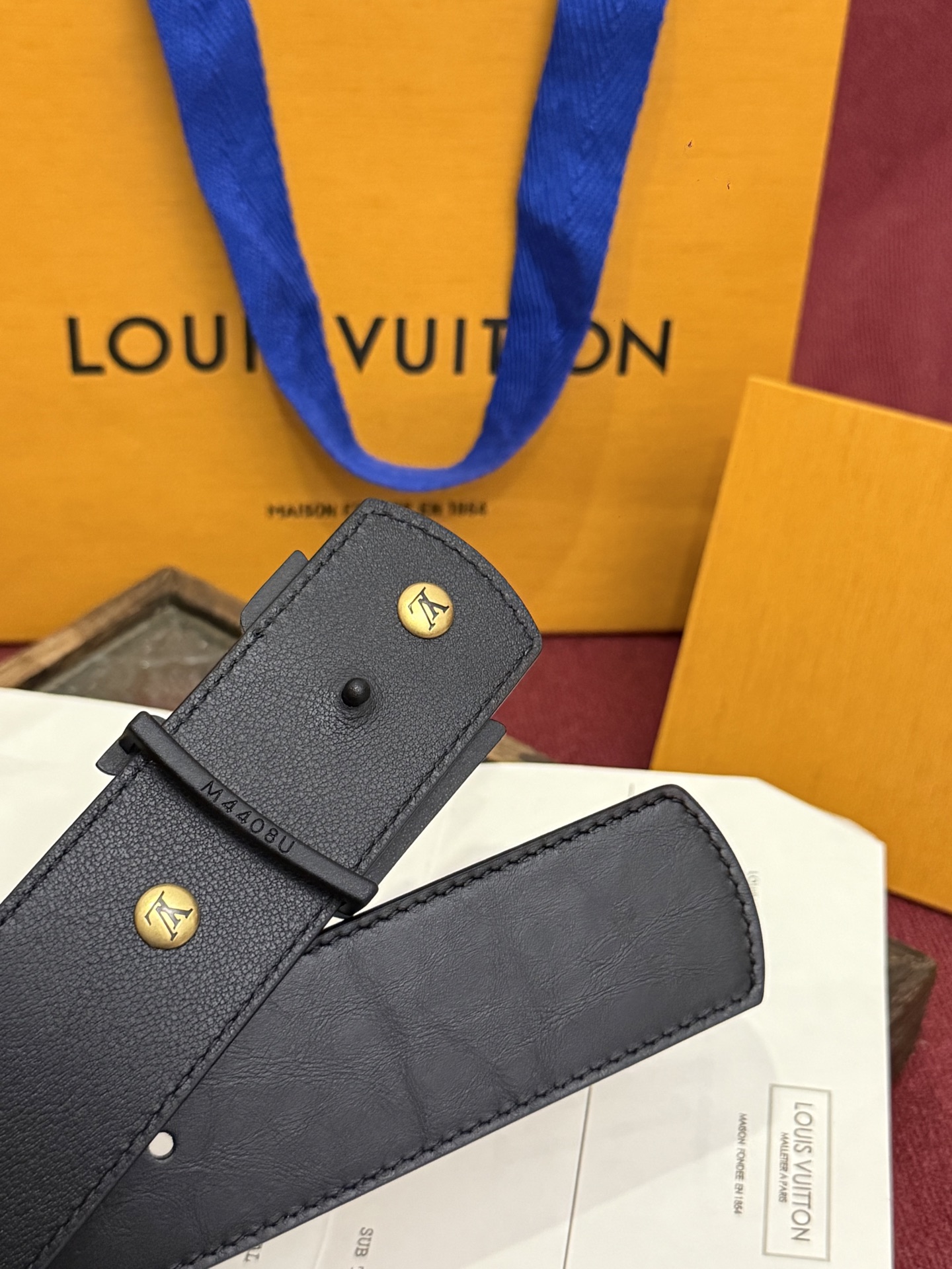 本款 LV Dimension Drift Flower Studs 40 毫米双面腰带格外吸睛：一侧是