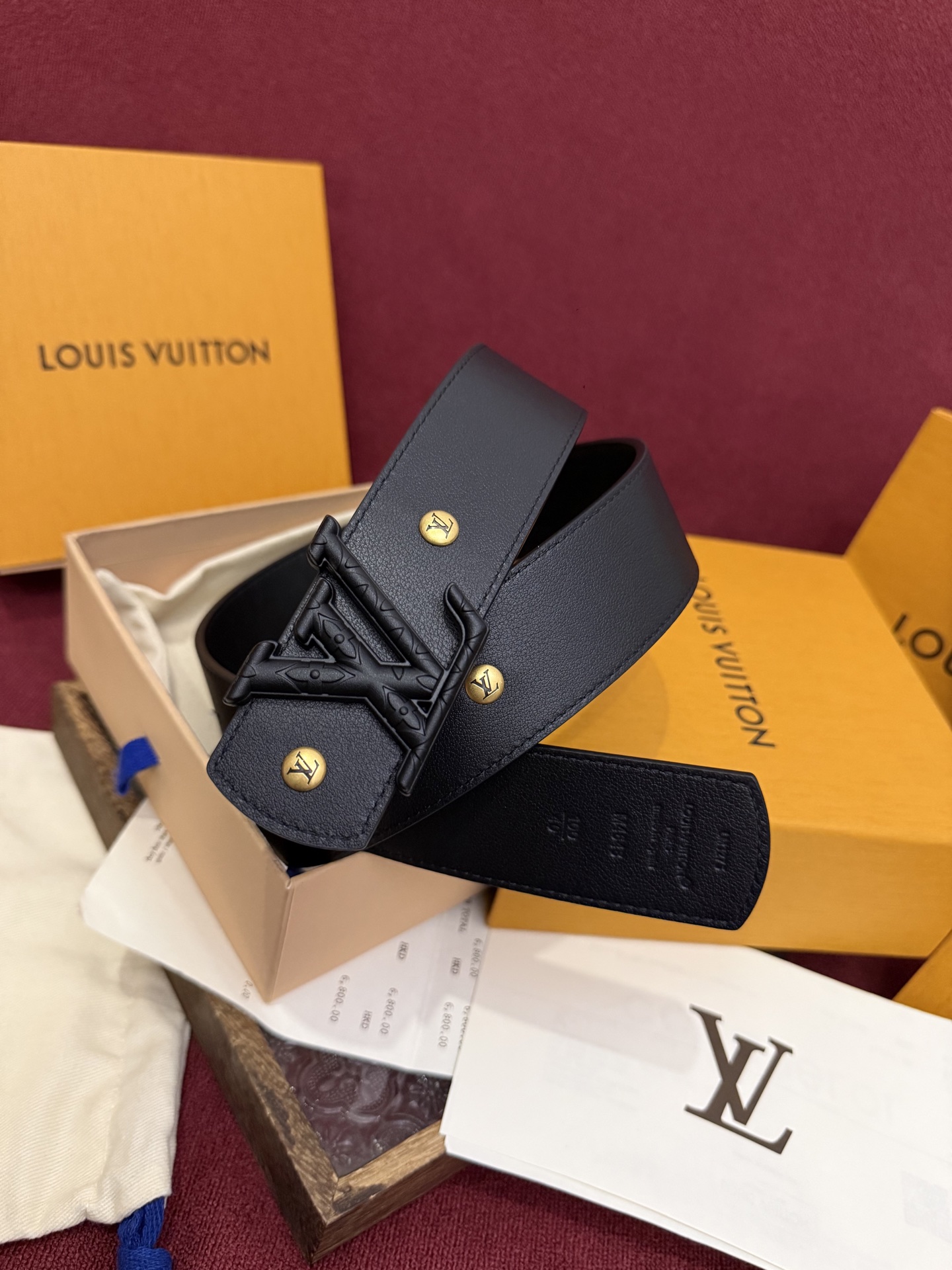 本款 LV Dimension Drift Flower Studs 40 毫米双面腰带格外吸睛：一侧是