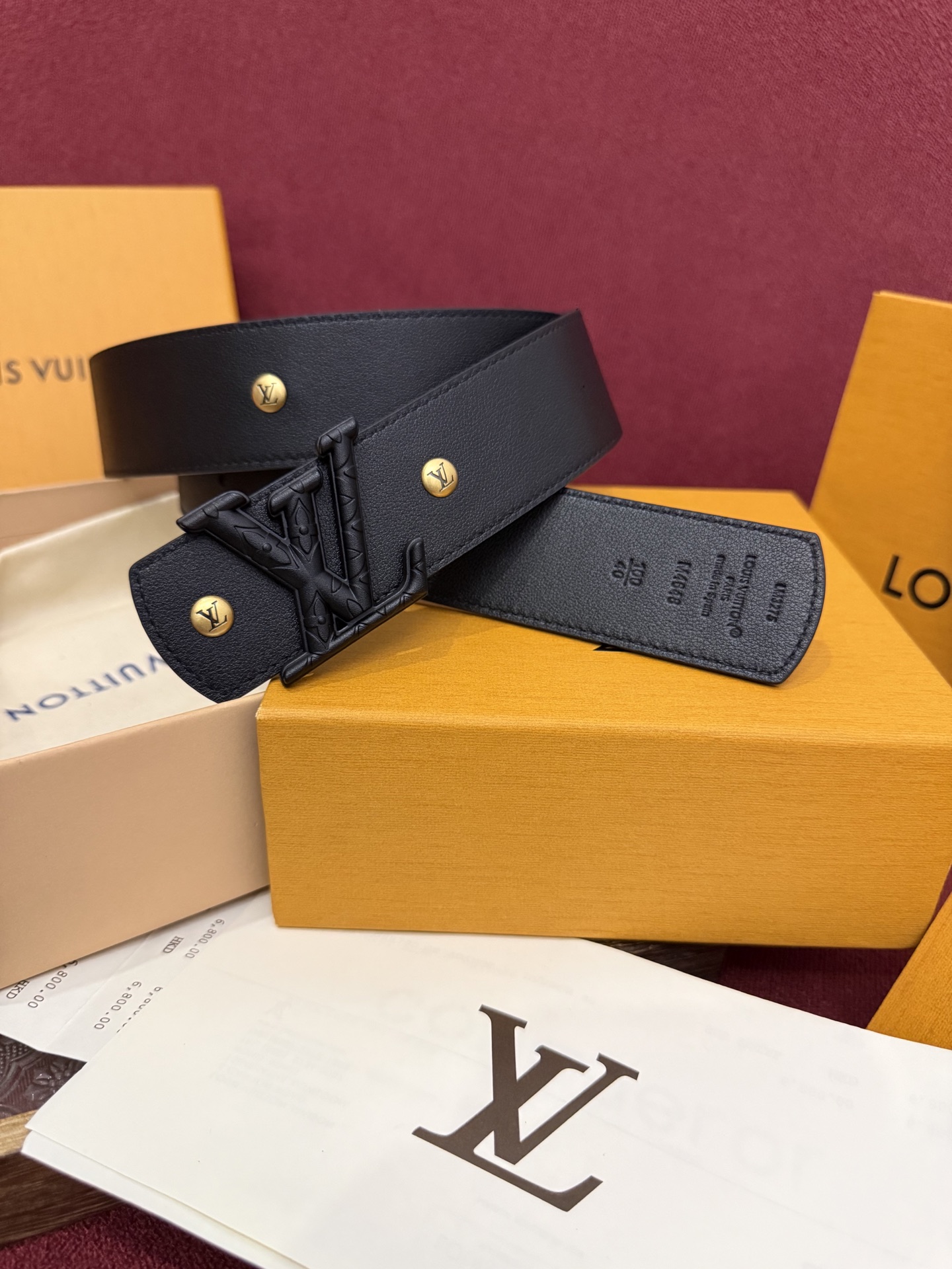 本款 LV Dimension Drift Flower Studs 40 毫米双面腰带格外吸睛：一侧是