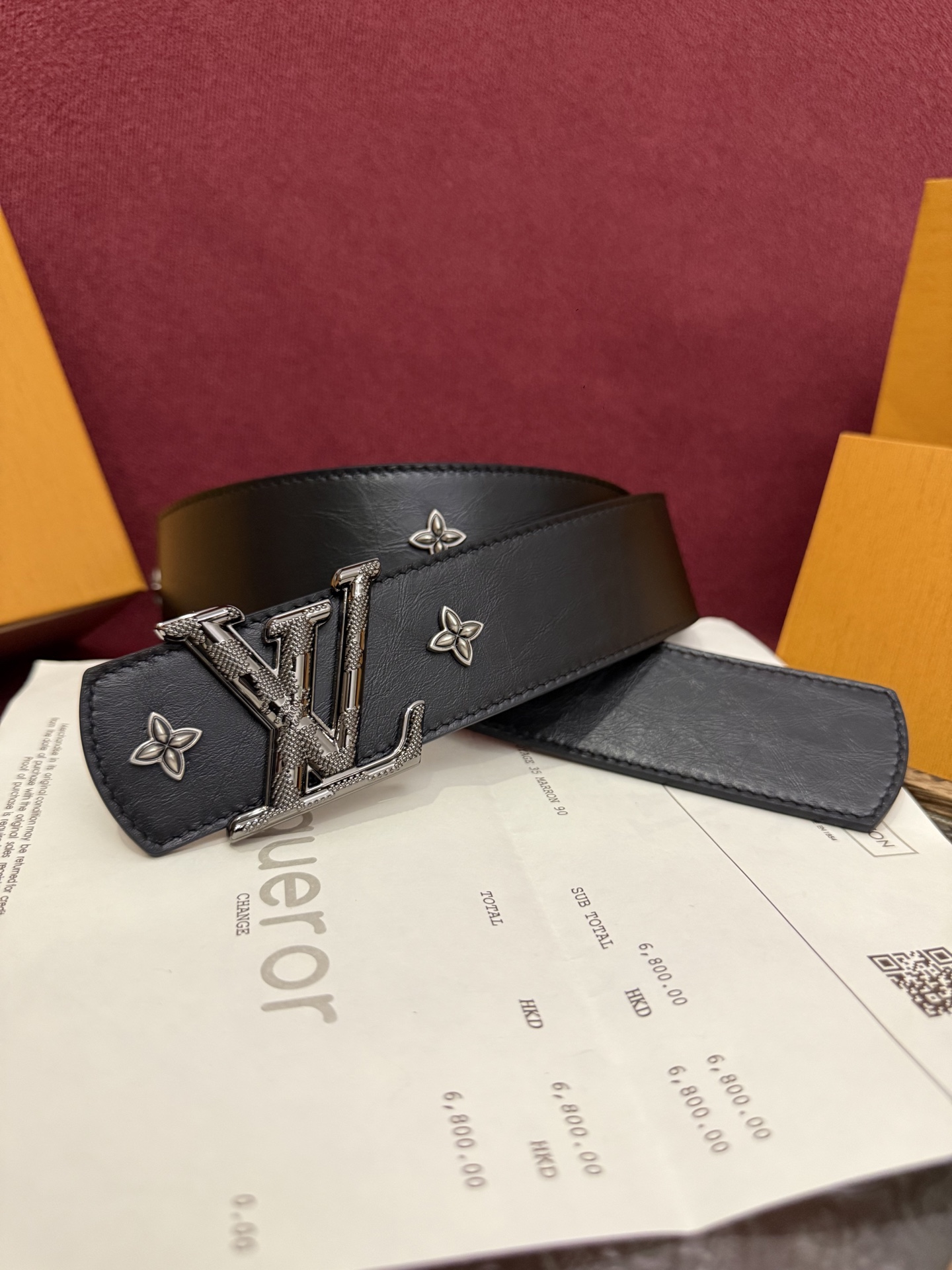 本款 LV Dimension Drift Flower Studs 40 毫米双面腰带格外吸睛：一侧是