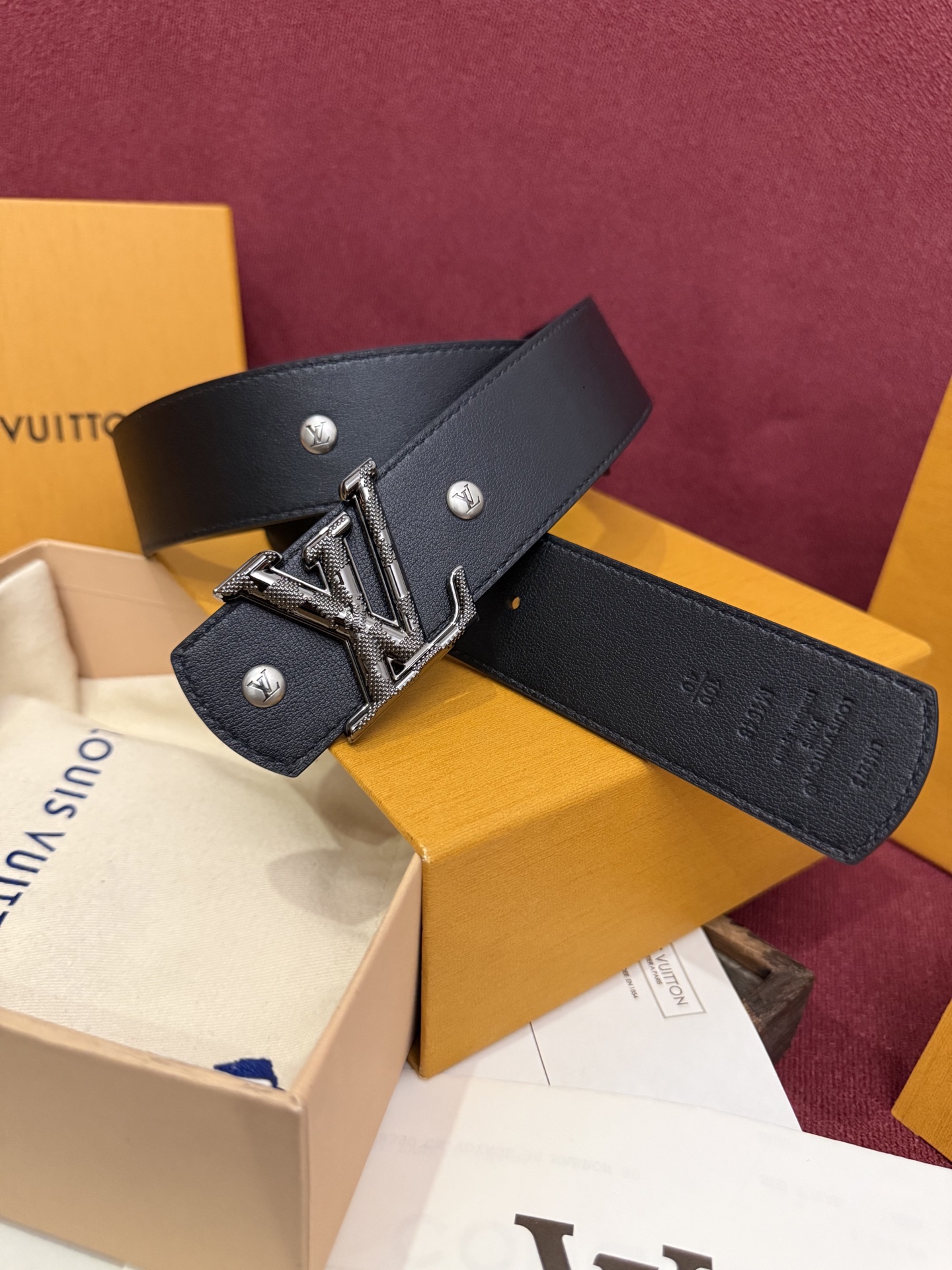 本款 LV Dimension Drift Flower Studs 40 毫米双面腰带格外吸睛：一侧是