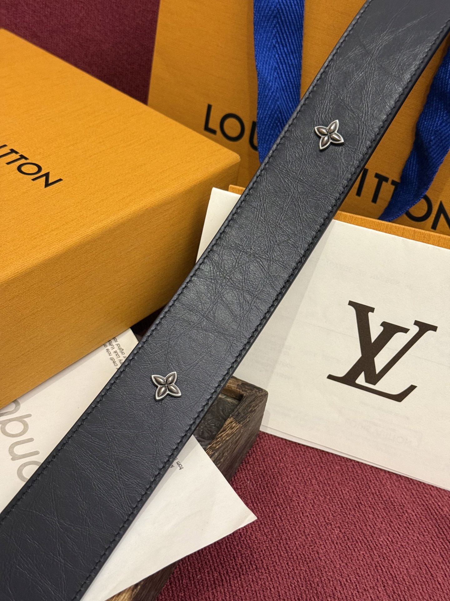 本款 LV Dimension Drift Flower Studs 40 毫米双面腰带格外吸睛：一侧是