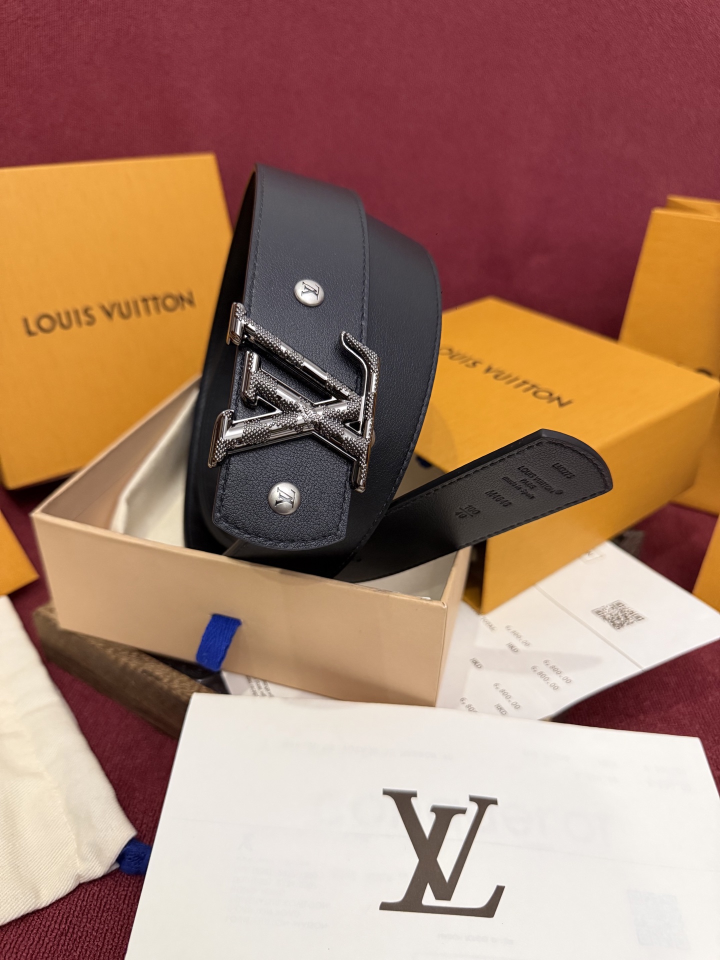 本款 LV Dimension Drift Flower Studs 40 毫米双面腰带格外吸睛：一侧是