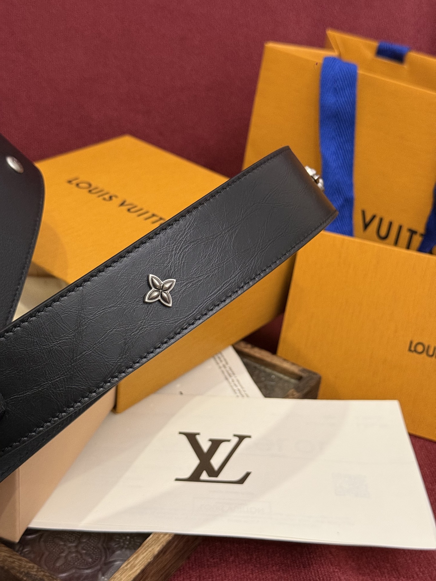 本款 LV Dimension Drift Flower Studs 40 毫米双面腰带格外吸睛：一侧是