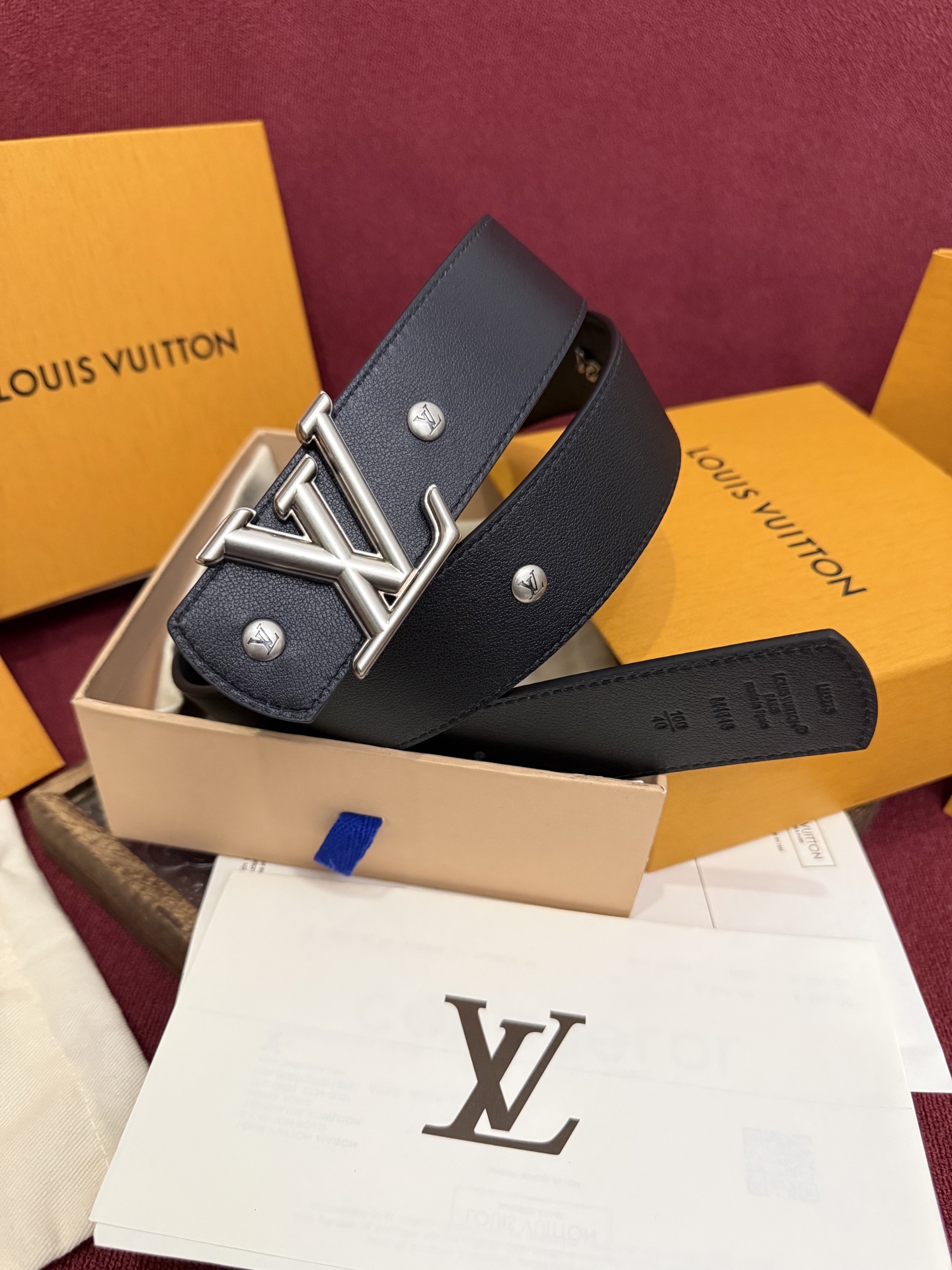 本款 LV Dimension Drift Flower Studs 40 毫米双面腰带格外吸睛：一侧是