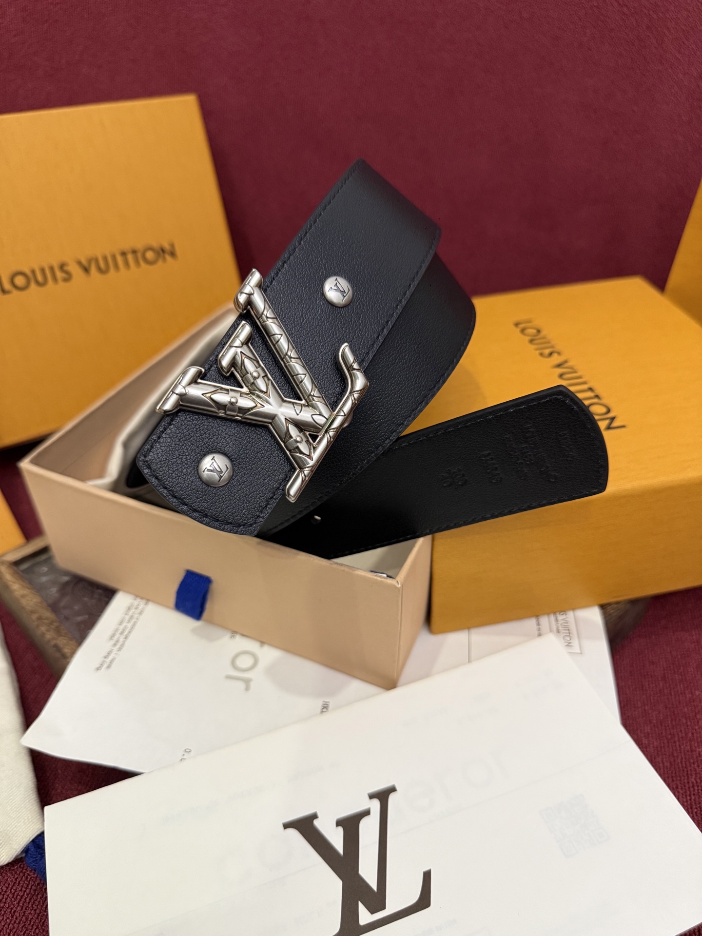 本款 LV Dimension Drift Flower Studs 40 毫米双面腰带格外吸睛：一侧是