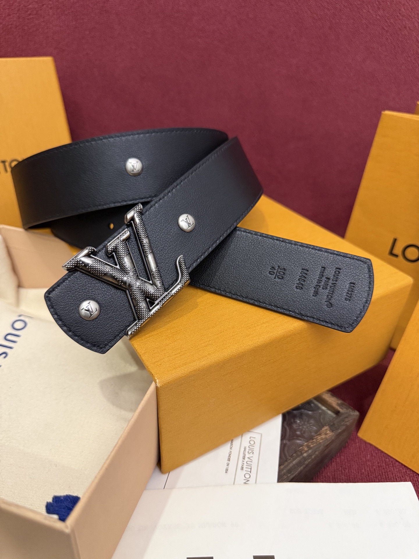 本款 LV Dimension Drift Flower Studs 40 毫米双面腰带格外吸睛：一侧是