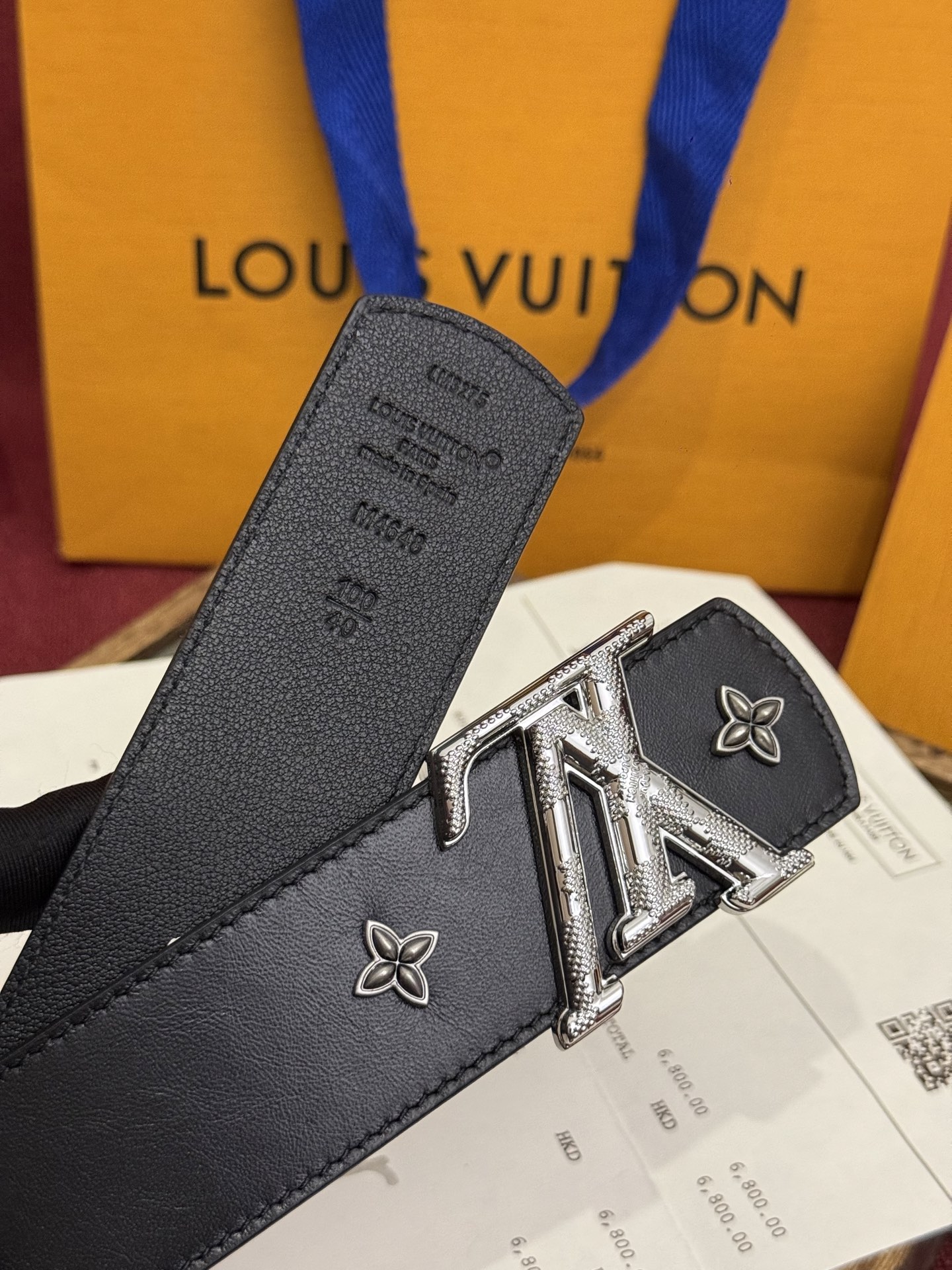 本款 LV Dimension Drift Flower Studs 40 毫米双面腰带-Chinese wholesaler seller Clothes Bags handbags wholesale Shoes High Quatity wholesaler seller Cheap Sneakers from China Factory Chinese suppliers china wholesale clothing wholesaler seller 本款 LV Dimension Drift Flower Studs 40 毫米双面腰带