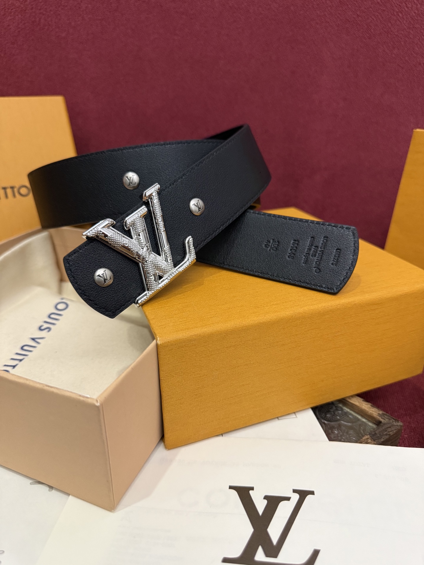 本款 LV Dimension Drift Flower Studs 40 毫米双面腰带格外吸睛：一侧是