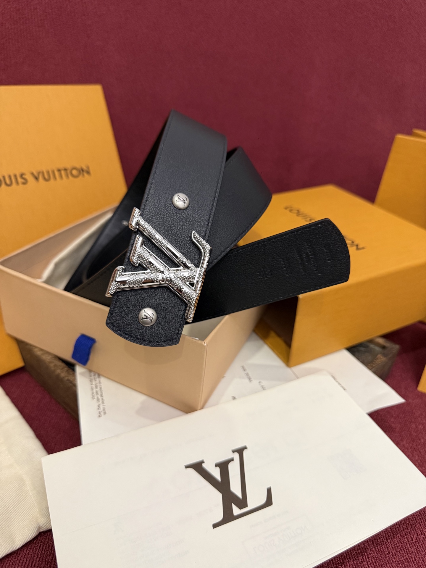 本款 LV Dimension Drift Flower Studs 40 毫米双面腰带格外吸睛：一侧是