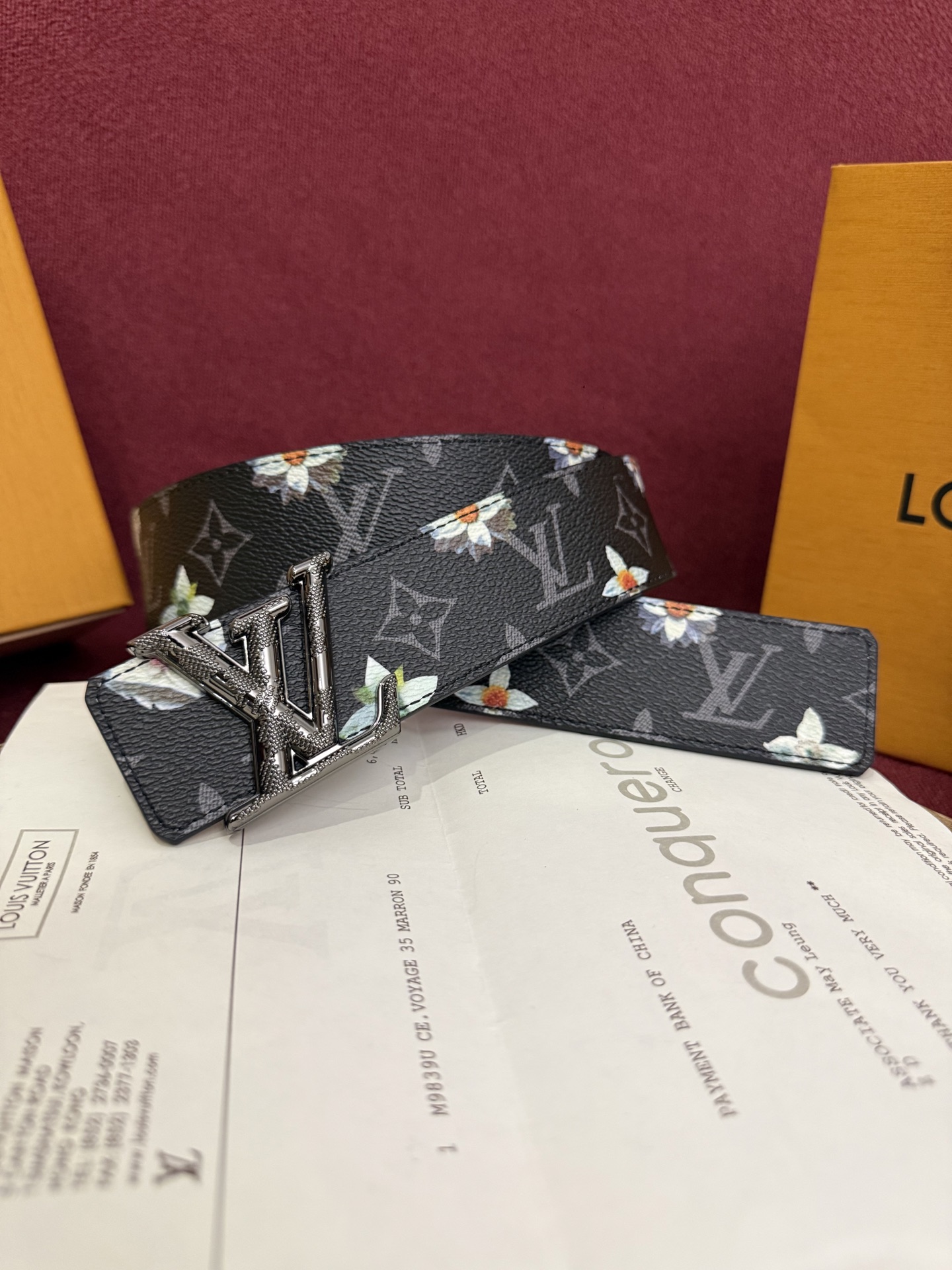 本款 LV Dimension Monogram Midnight 40 毫米双面腰带以前卫大胆的单色现