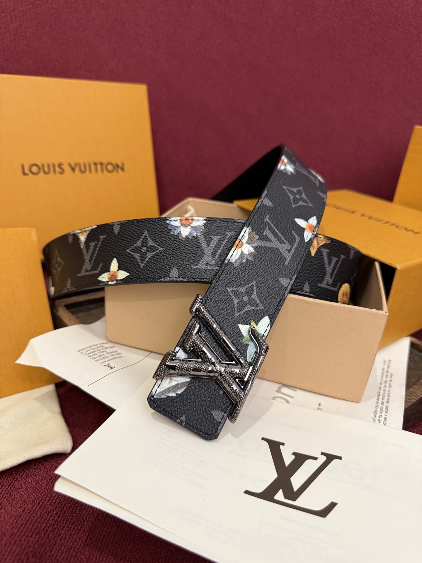 本款 LV Dimension Monogram Midnight 40 毫米双面腰带以前卫大胆的单色现