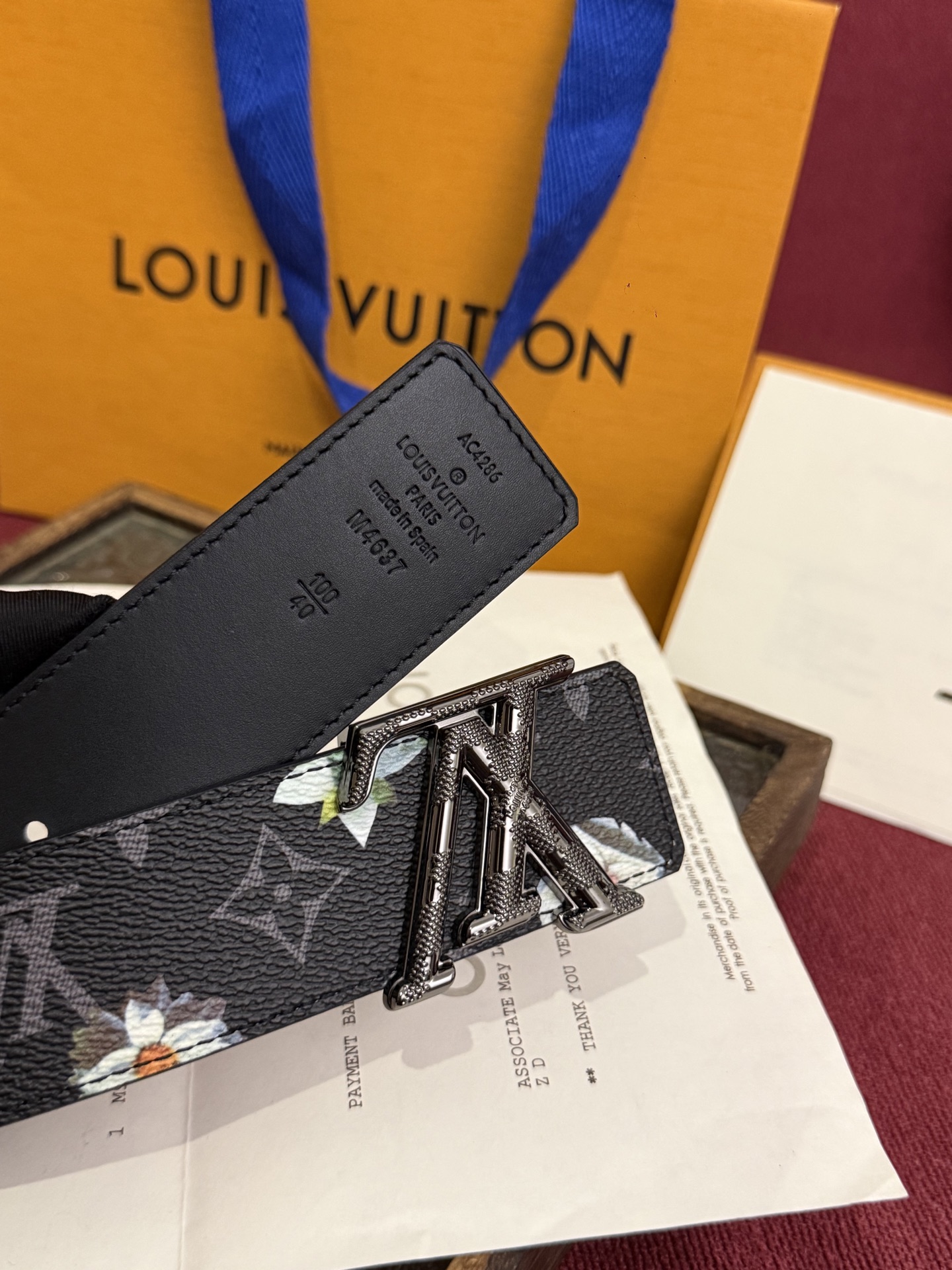 本款 LV Dimension Monogram Midnight 40 毫米双面腰带以前卫大胆的单色现
