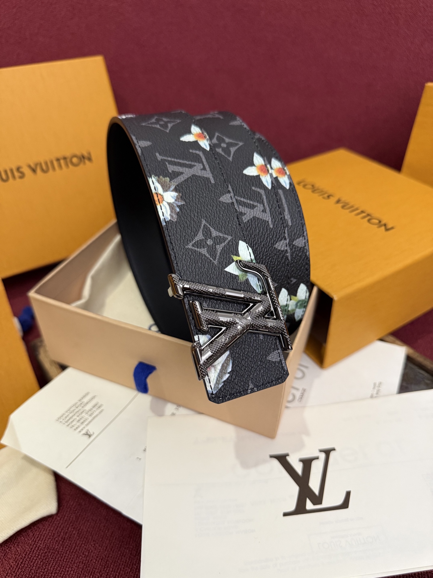 本款 LV Dimension Monogram Midnight 40 毫米双面腰带以前卫大胆的单色现