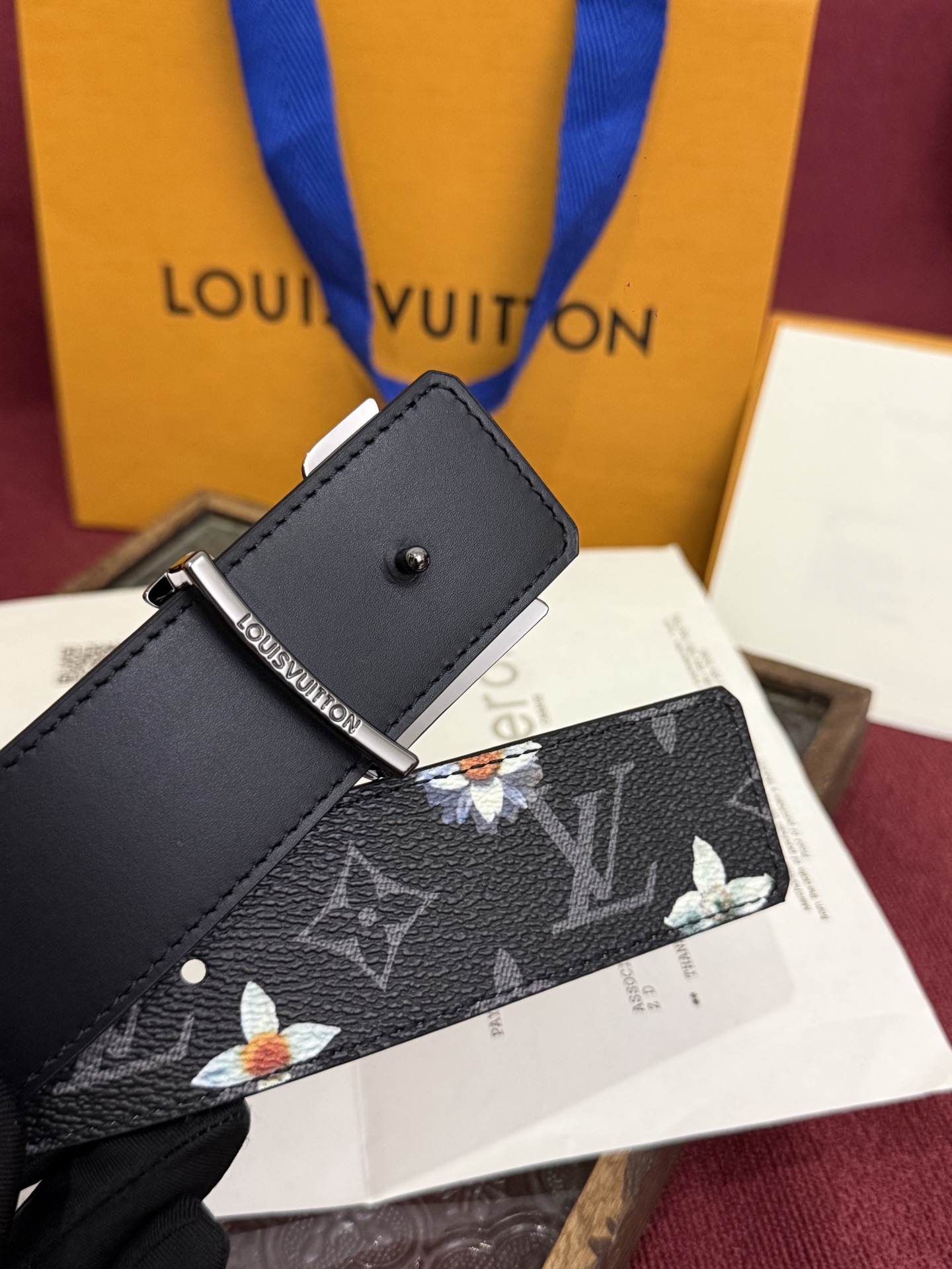 本款 LV Dimension Monogram Midnight 40 毫米双面腰带以前卫大胆的单色现