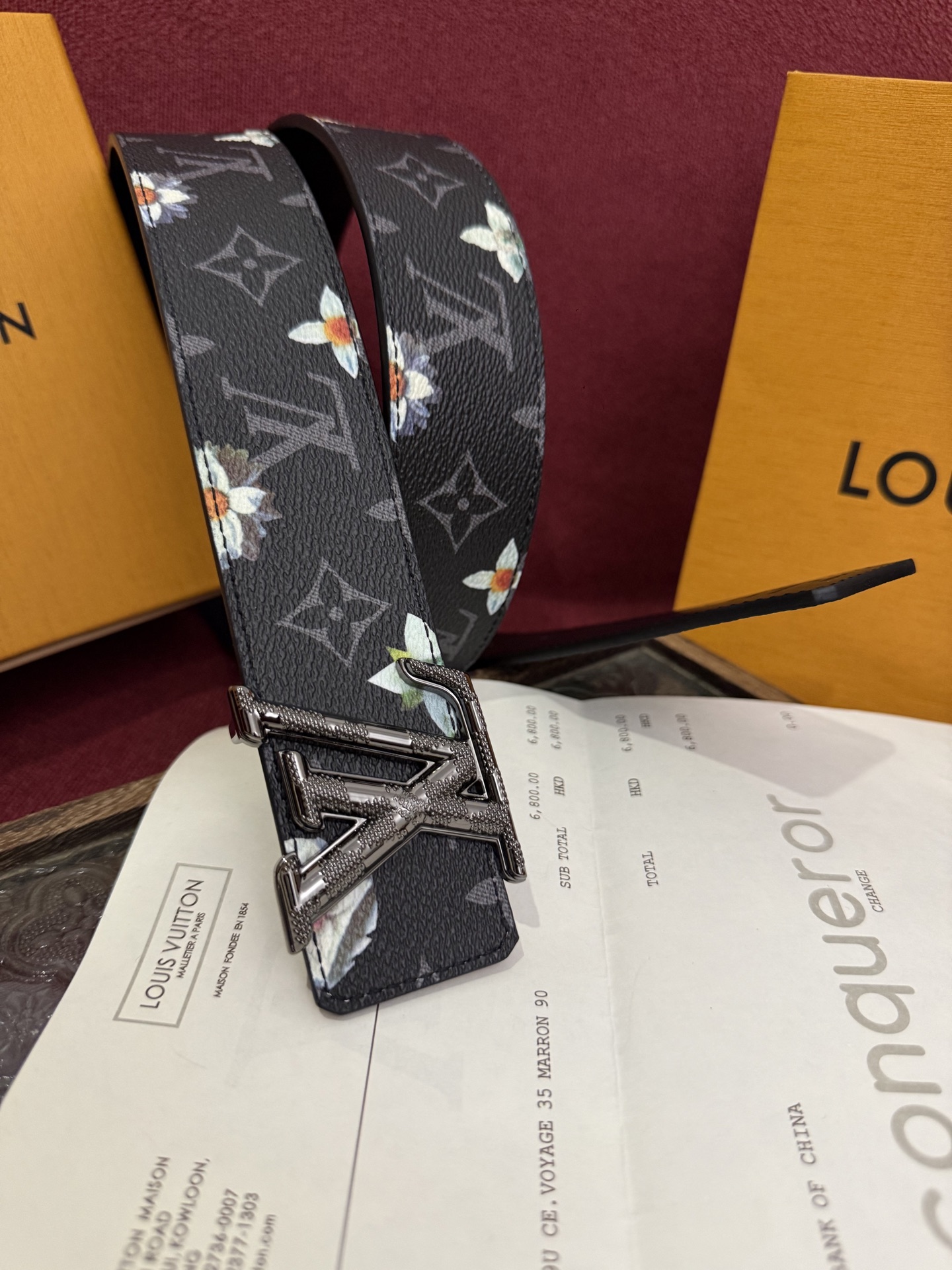 本款 LV Dimension Monogram Midnight 40 毫米双面腰带以前卫大胆的单色现