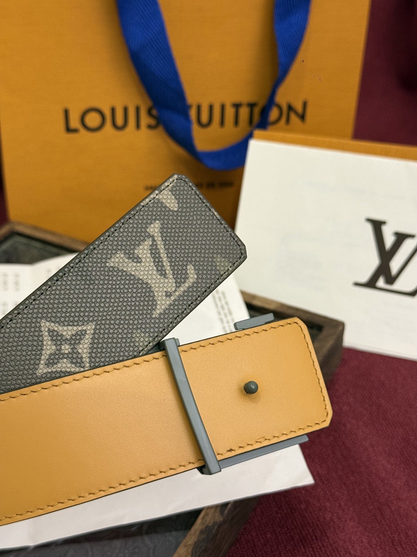 本款 LV Dimension Monogram Midnight 40 毫米双面腰带以前卫大胆的单色现