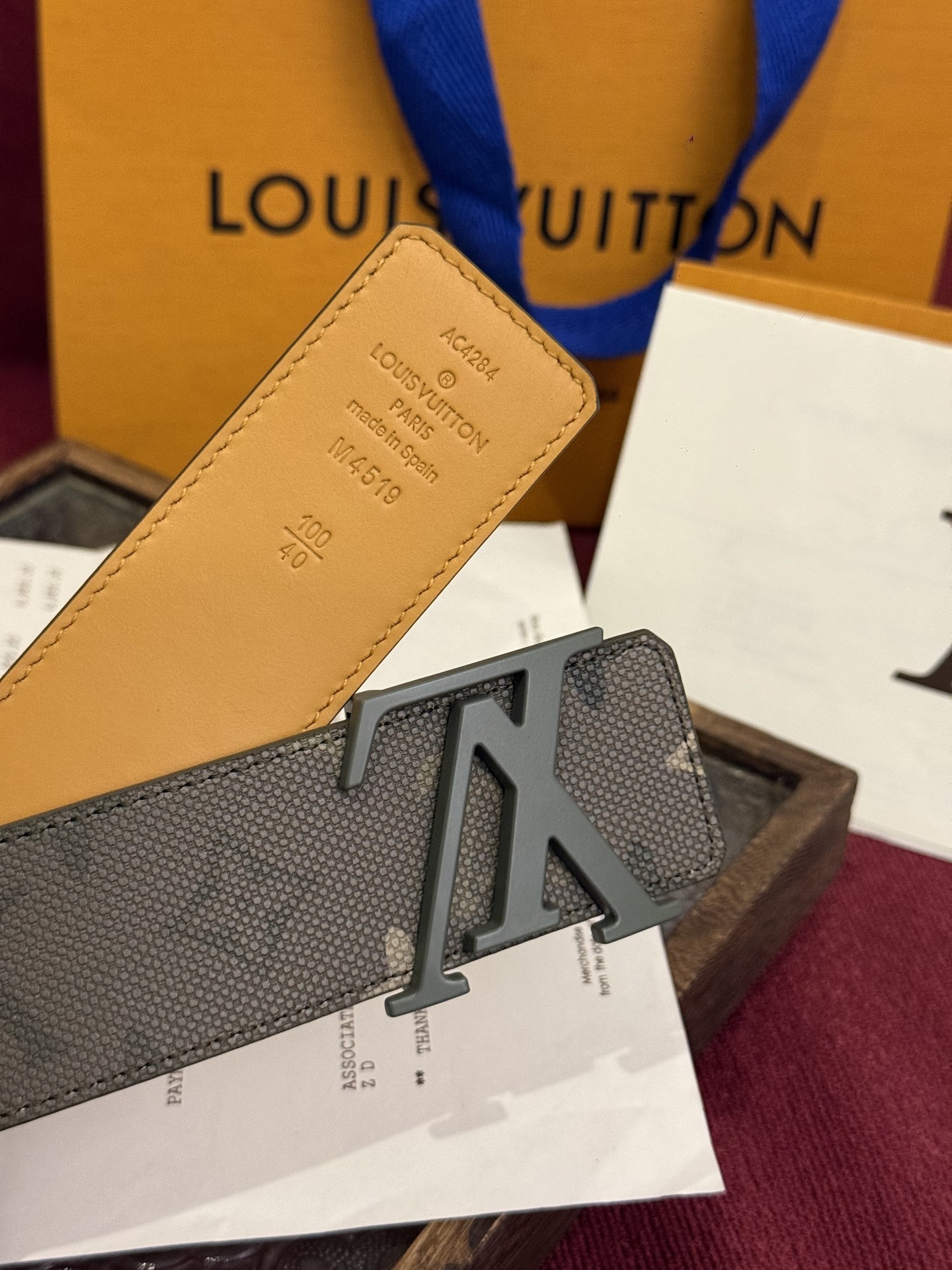 本款 LV Dimension Monogram Midnight 40 毫米双面腰带以前卫大胆的单色现