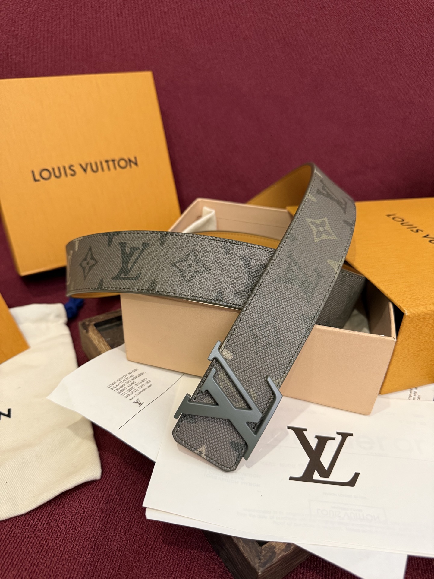 本款 LV Dimension Monogram Midnight 40 毫米双面腰带以前卫大胆的单色现