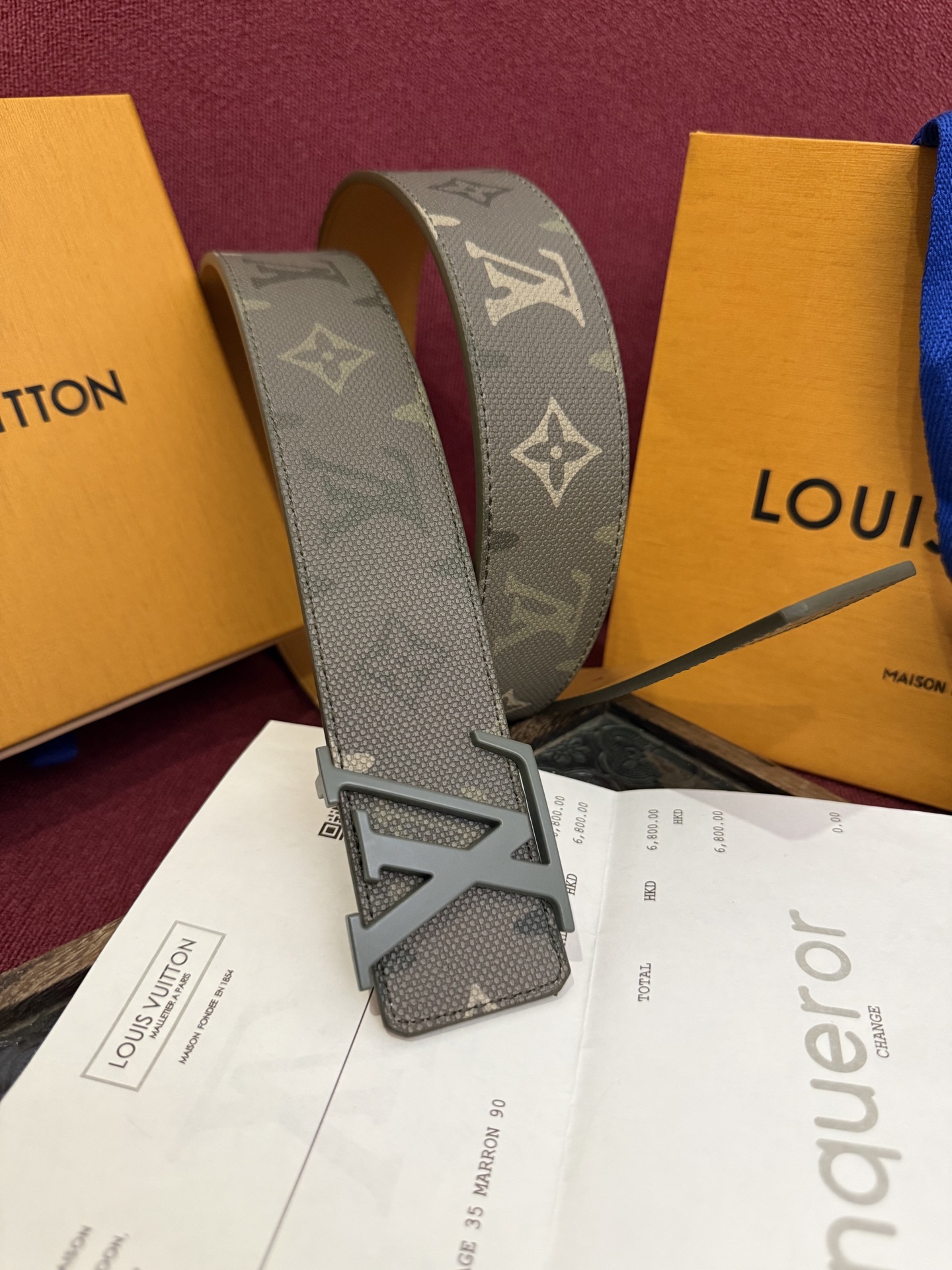 本款 LV Dimension Monogram Midnight 40 毫米双面腰带以前卫大胆的单色现