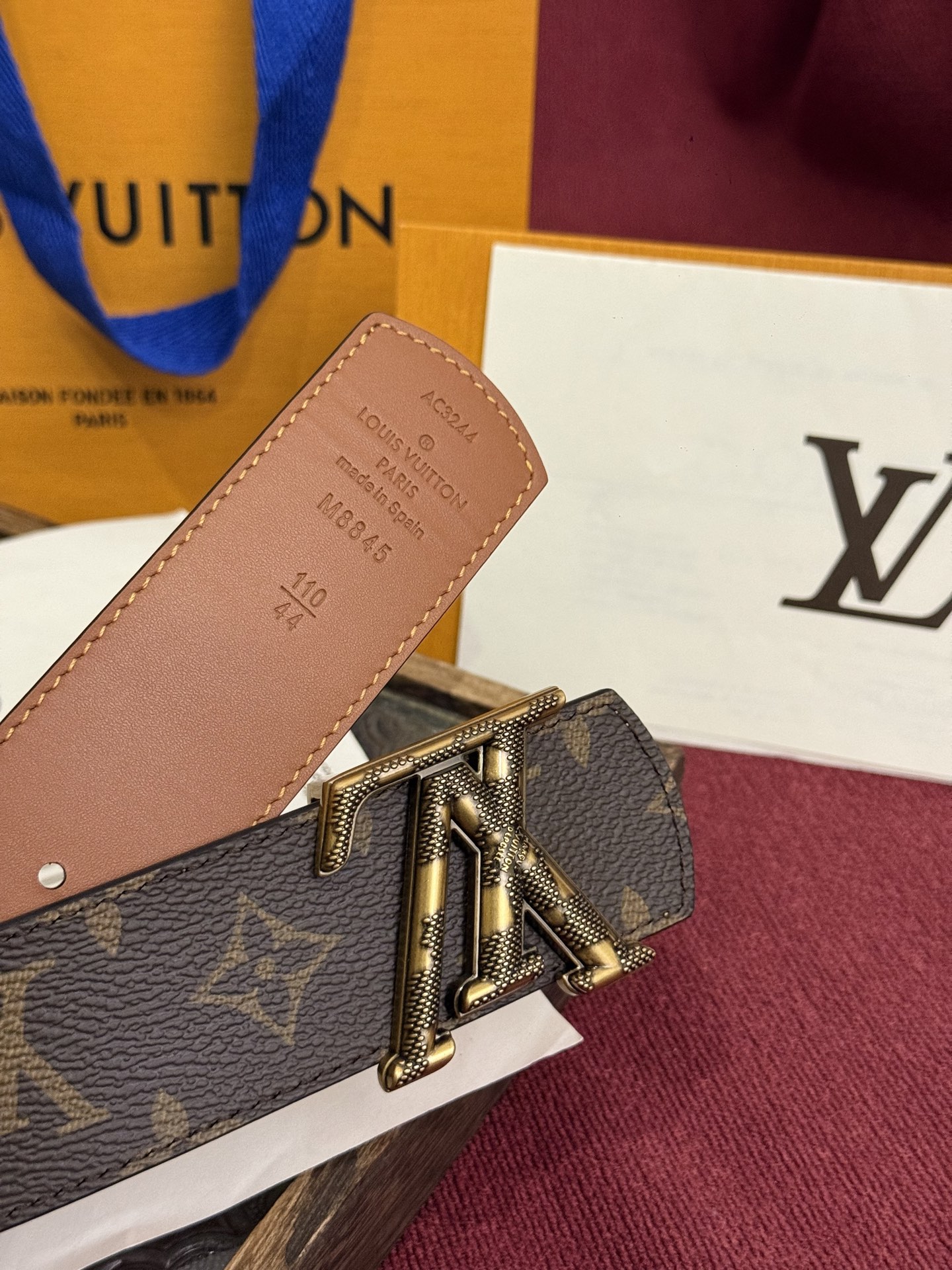 本款 LV Dimension Monogram Midnight 40 毫米双面腰带以前卫大胆的单色现